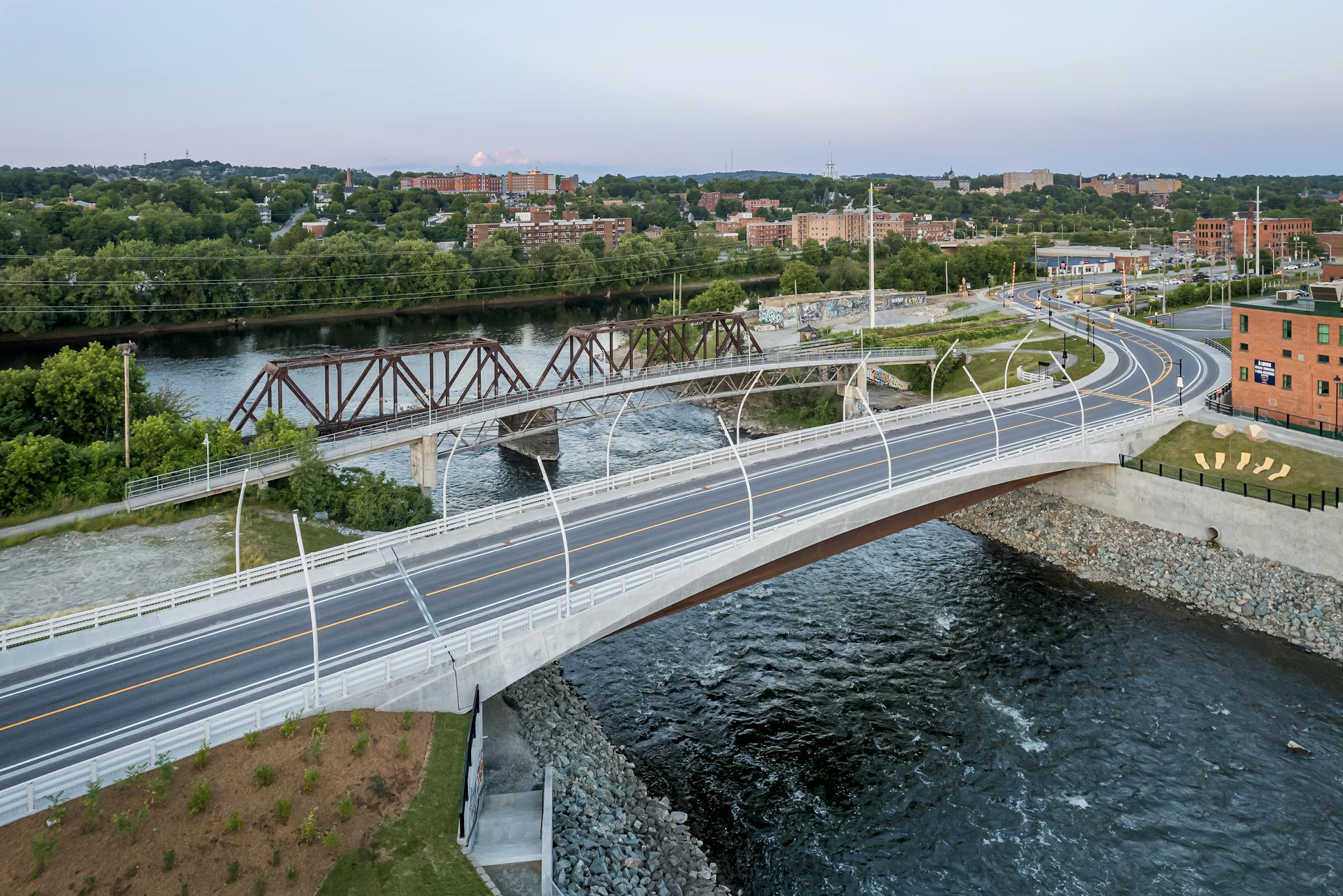 Photographie par drone du pont traversant les rivières Magog et Saint-François.