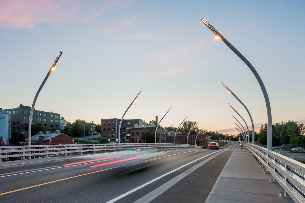 Photographie extérieure du pont des Grandes-Fourches de nuit, où la lumière révèle les lignes épurées de l’architecture.