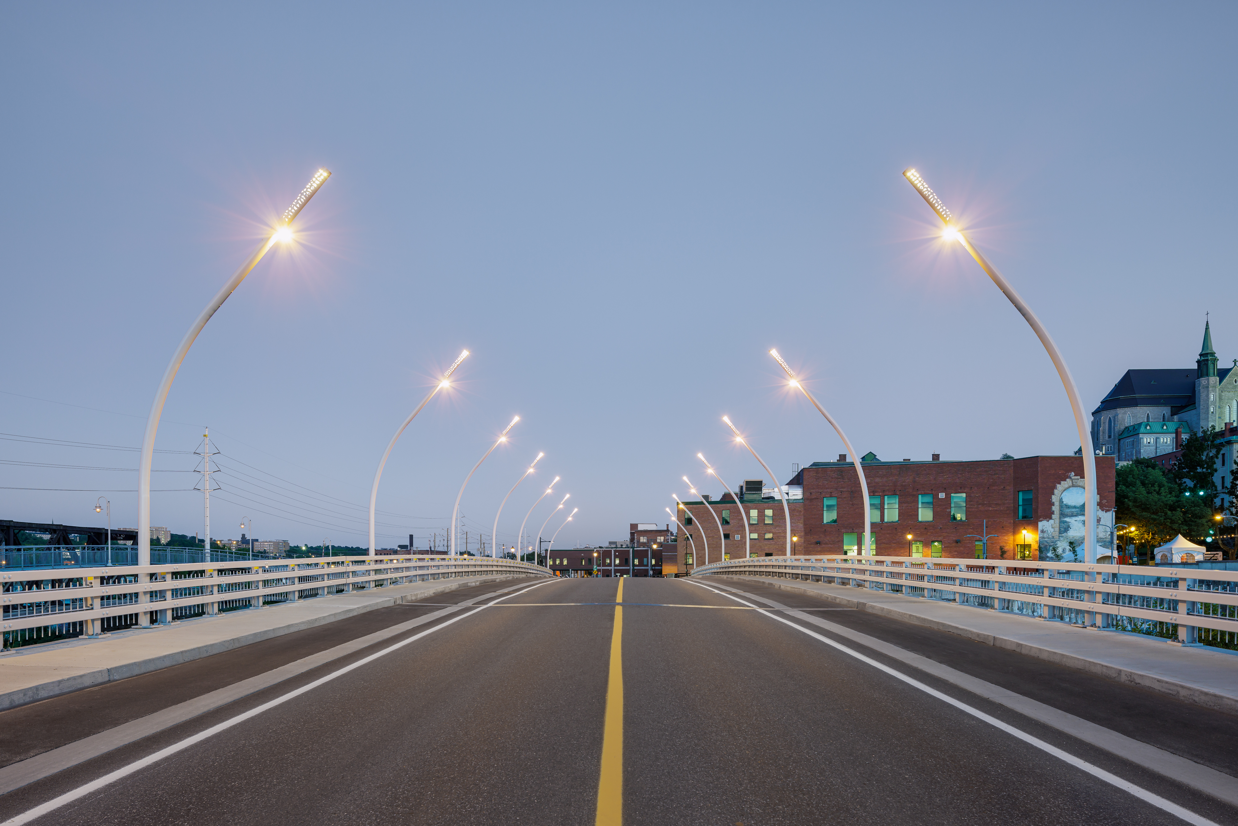Photographie de l’éclairage architectural du pont des Grandes-Fourches à la tombée du jour, mettant en valeur la finesse de la structure.