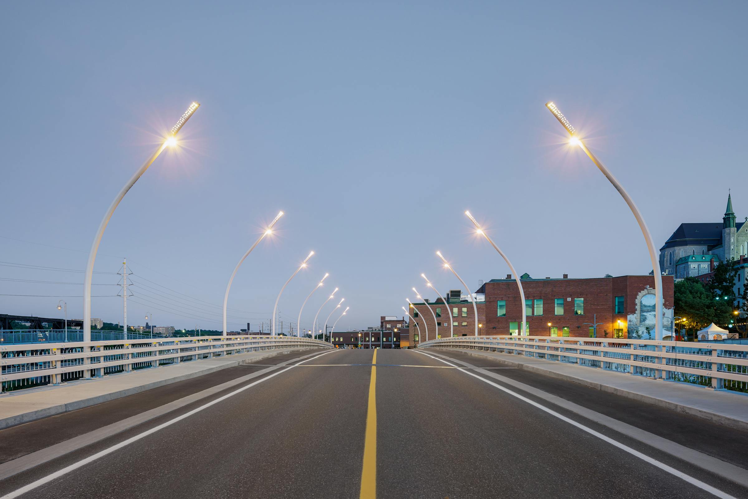 Photographie de l’éclairage architectural du pont des Grandes-Fourches à la tombée du jour, mettant en valeur la finesse de la structure.