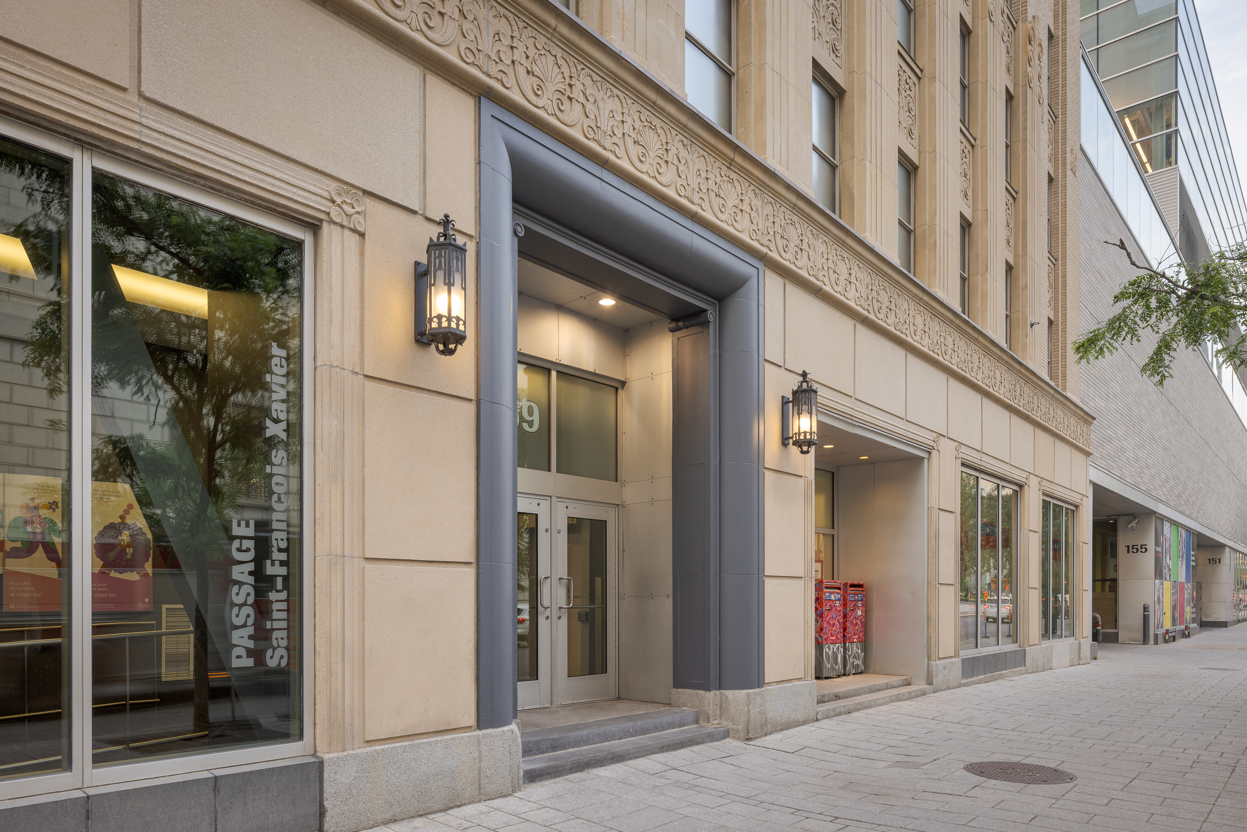 Détail du rez-de-chaussée restauré, avec pierres nettoyées et joints repointés.