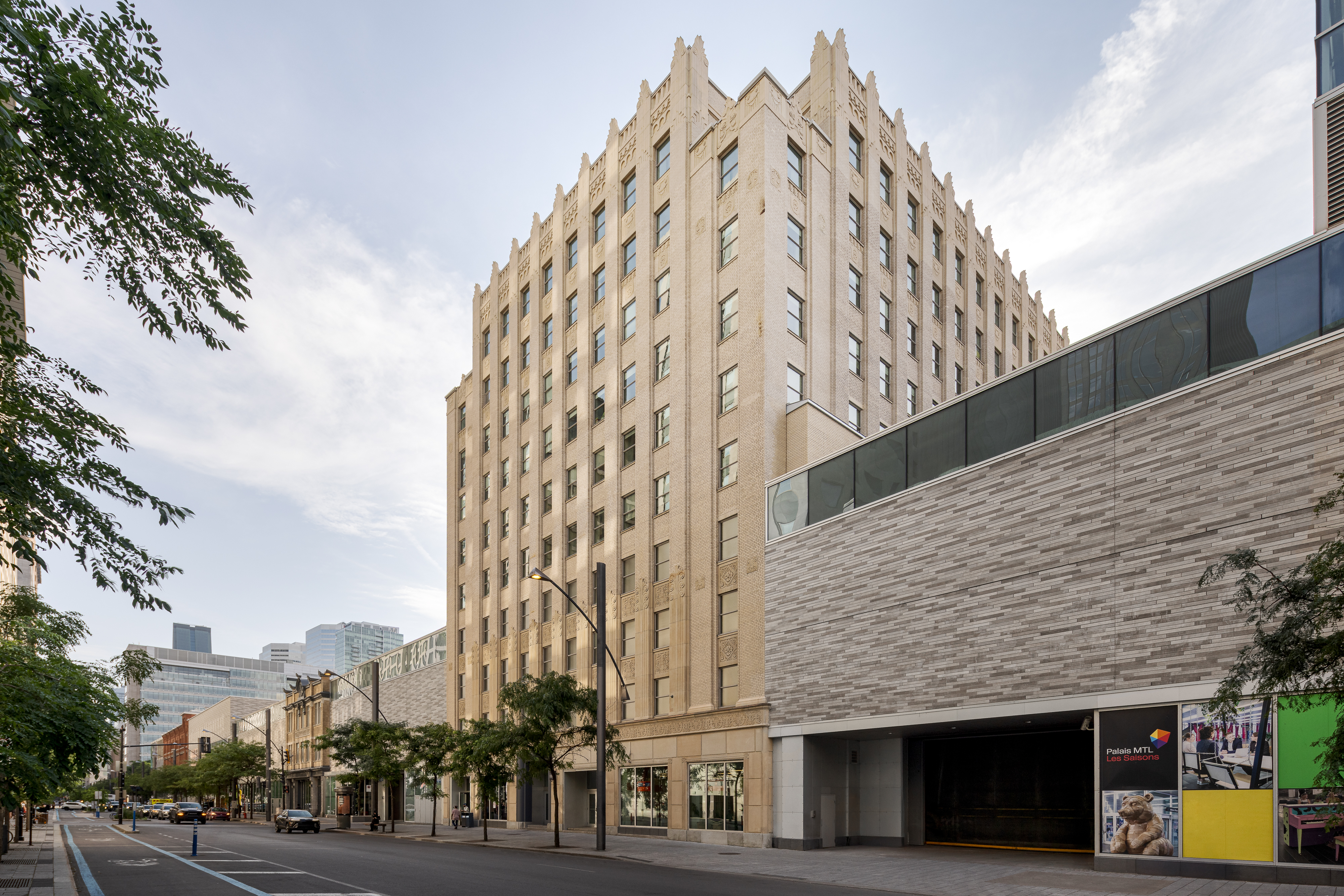 Photographie du bâtiment dans son contexte urbain, entre modernité et patrimoine.
