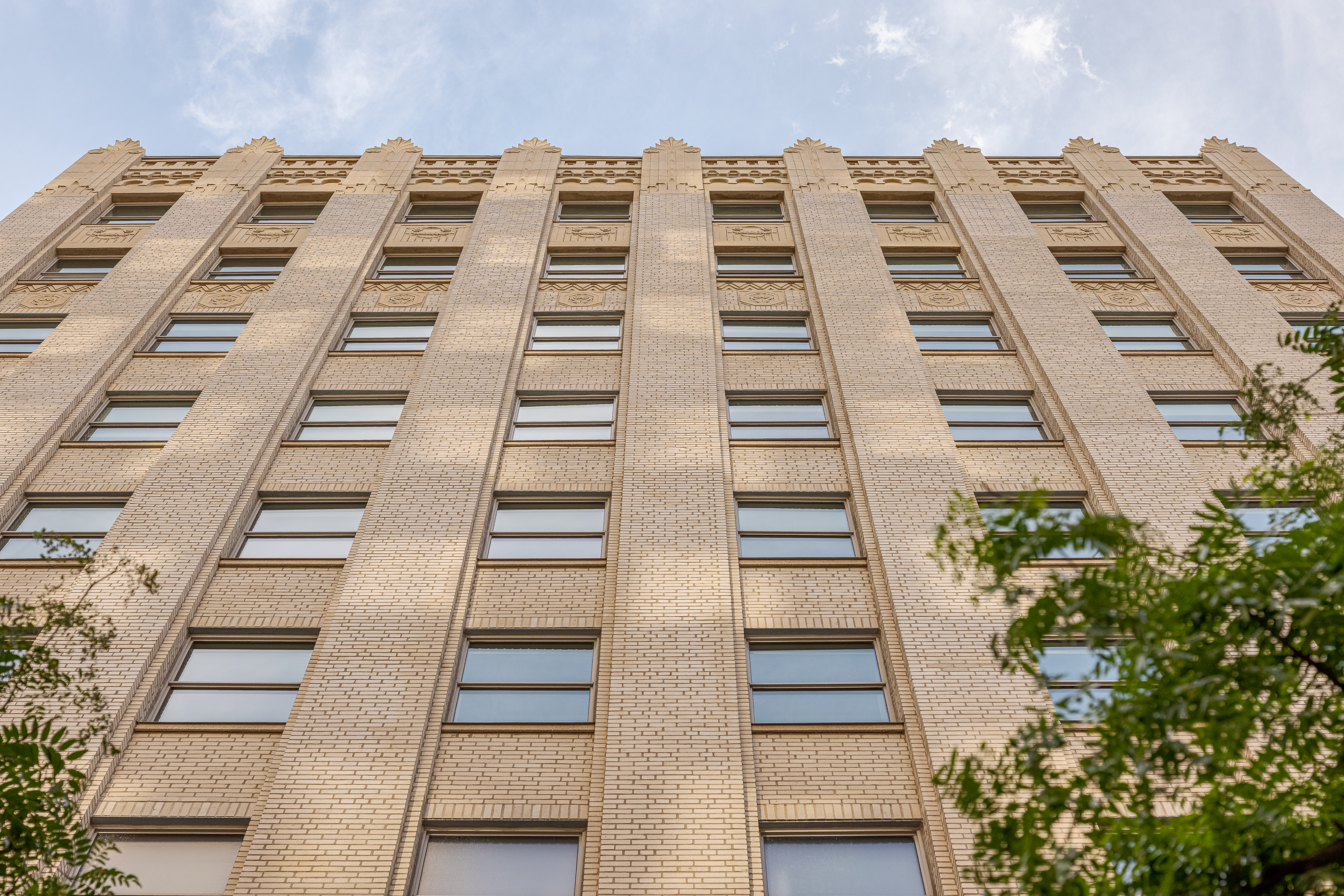 Vue rapprochée des ornements sculptés caractéristiques du style Art déco.