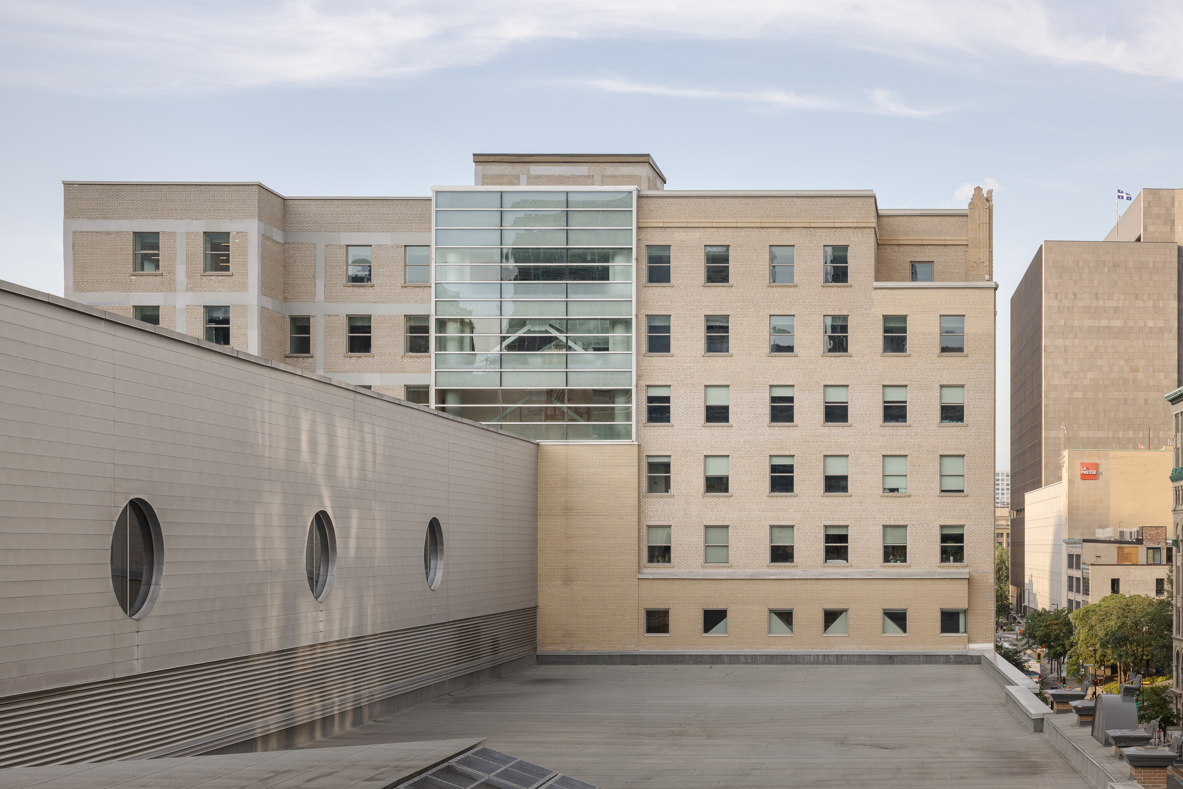 Façade latérale captée à la lumière dorée du soir, révélant les textures de la brique.