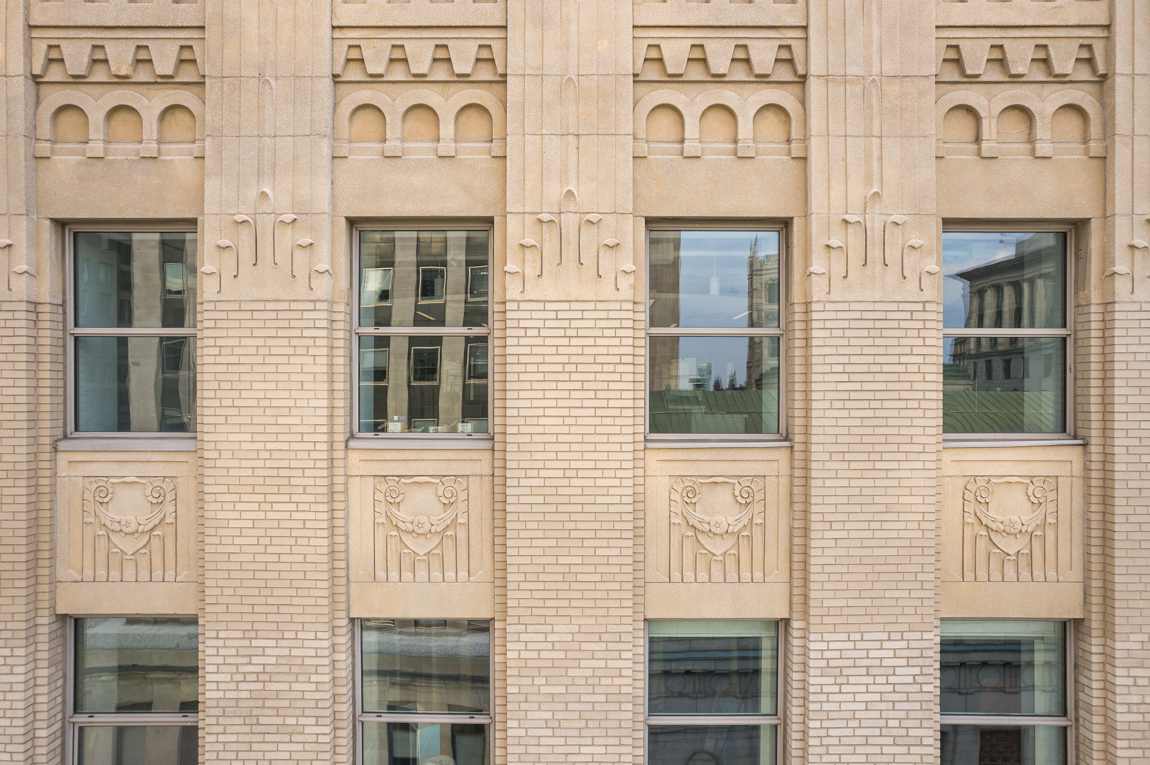 Photographie d’architecture mettant en valeur la symétrie des façades.