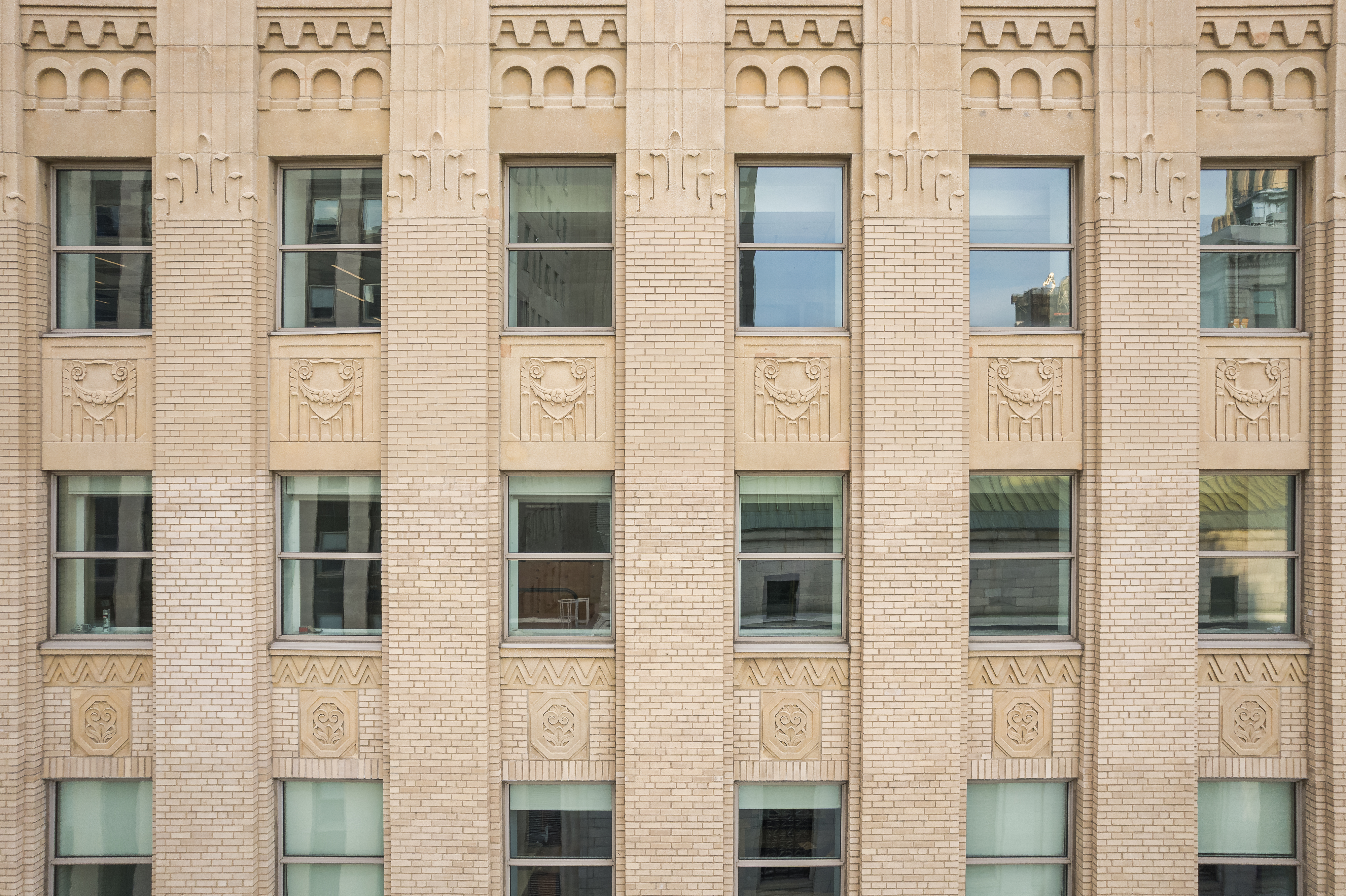 Photographie de la maçonnerie restaurée, soulignant la précision du travail de réfection.