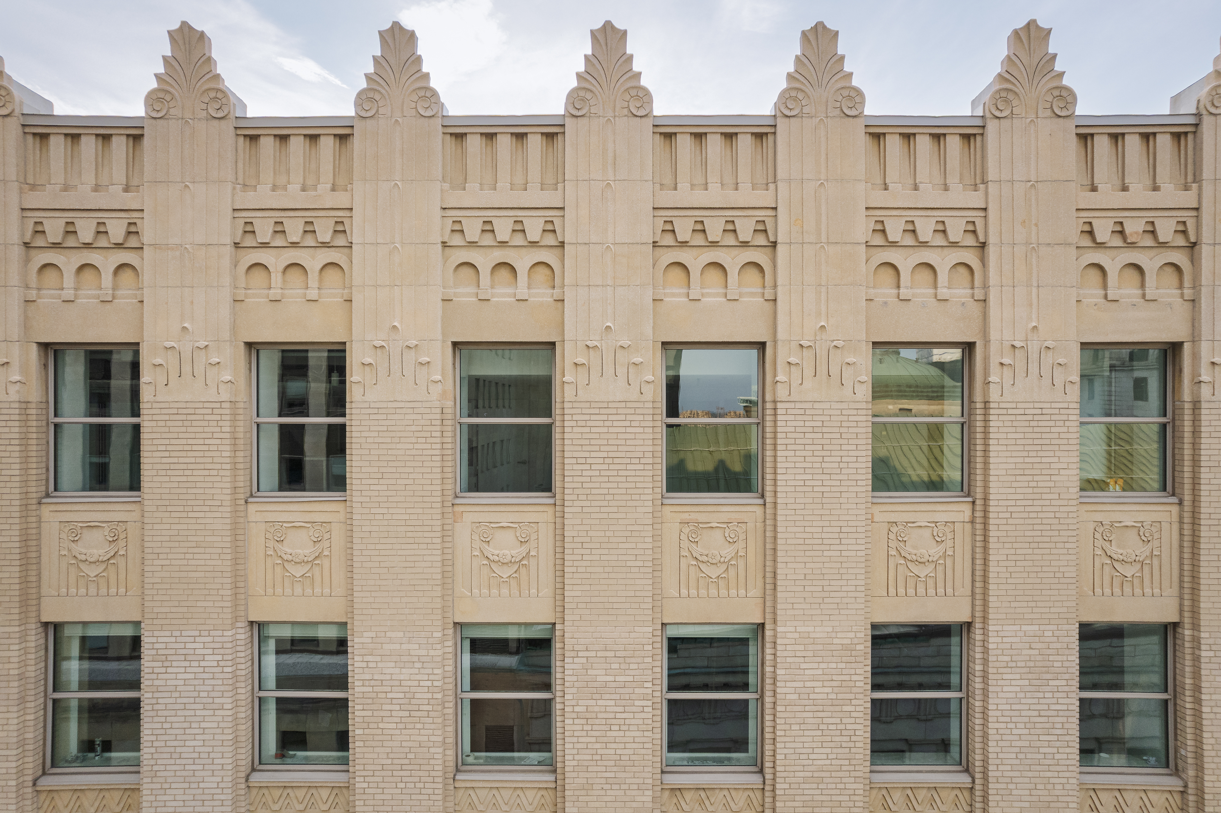 Détail des pilastres verticaux et des ornements Art déco sur la façade sud.