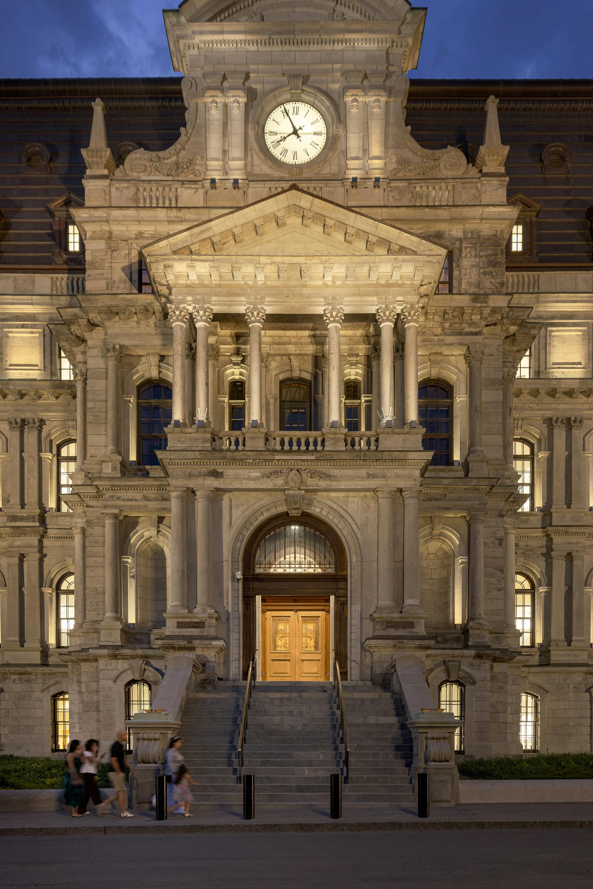 Détail architectural de la façade Second Empire, mis en valeur par l’éclairage HLB Lighting.