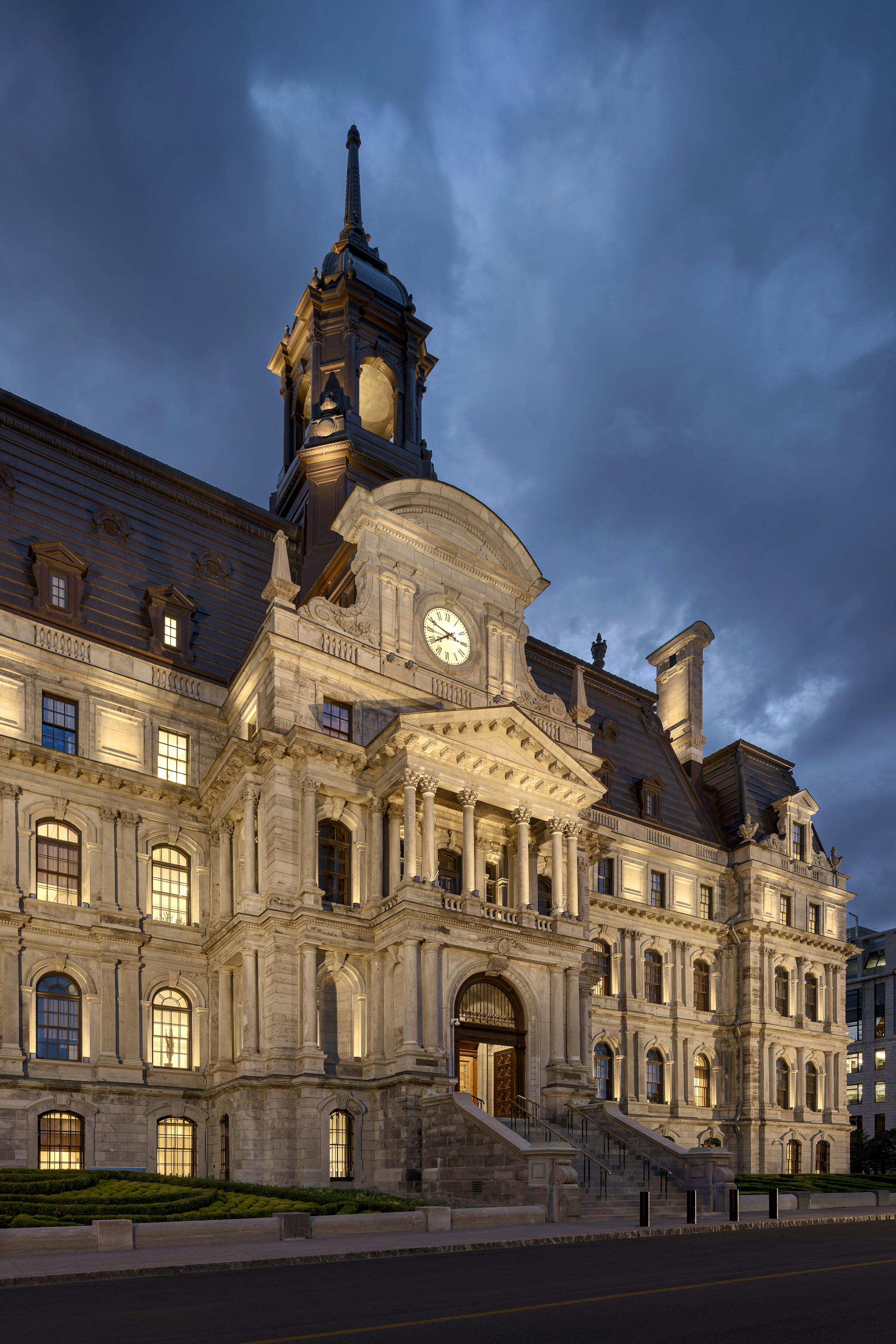 Perspective de la rue Notre-Dame sur l’Hôtel de Ville éclairé de teintes vibrantes.