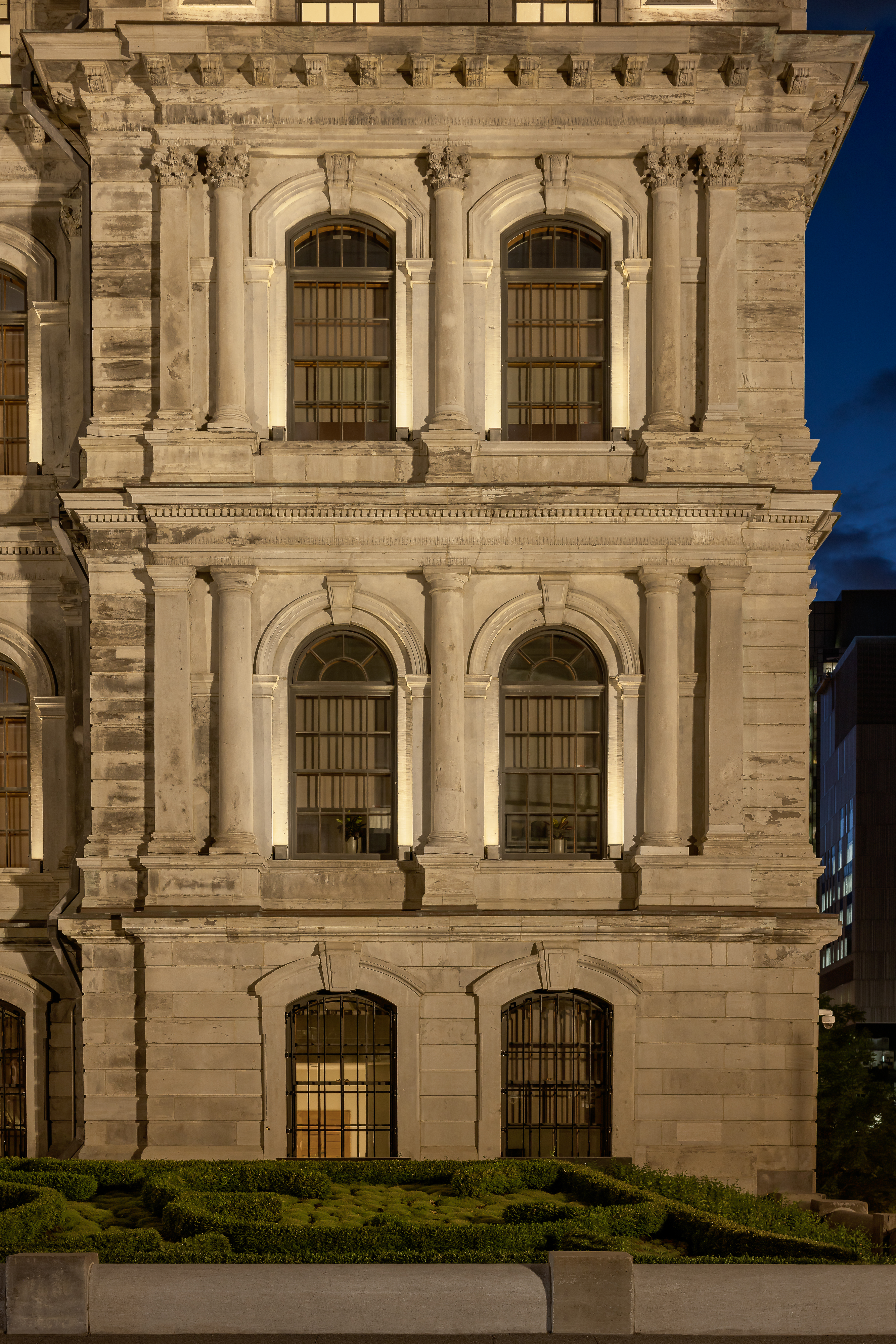 Vue latérale montrant la profondeur de la composition lumineuse sur les façades.