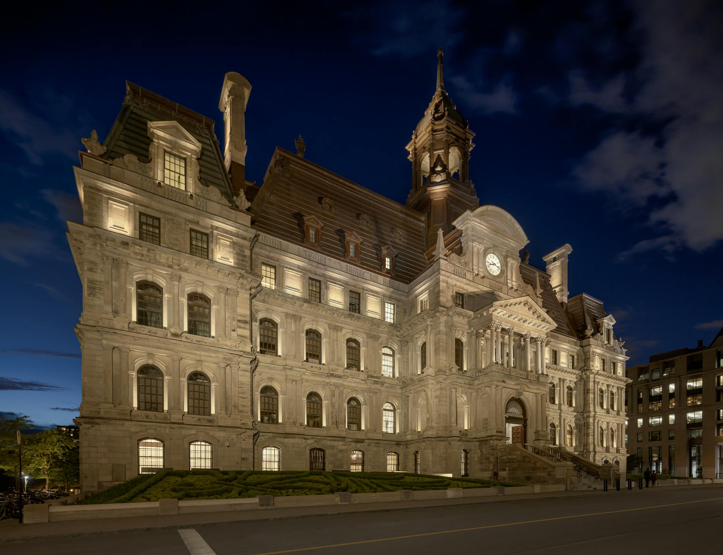 Vue de la façade patrimoniale de l’Hôtel de Ville à la tombée du jour.