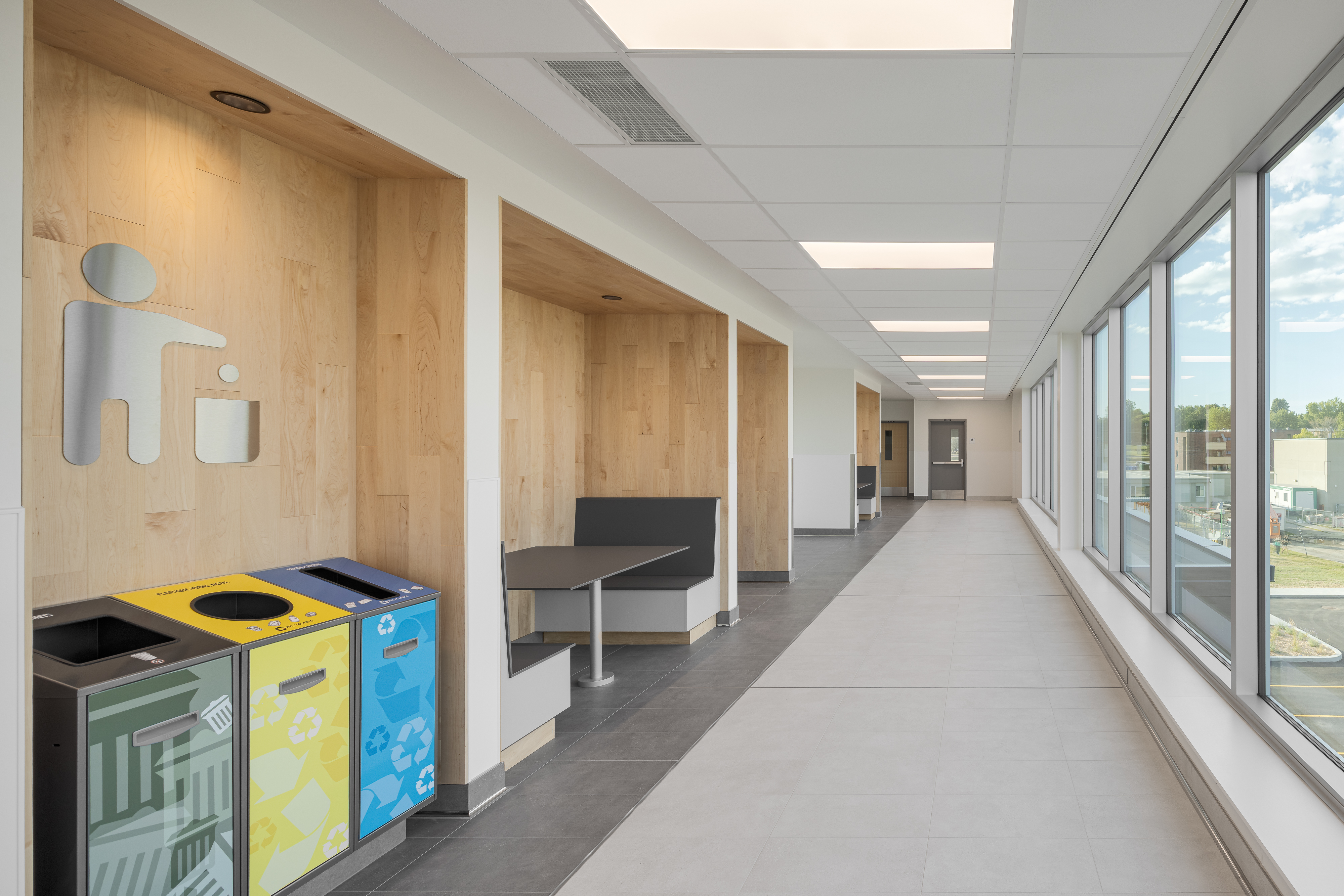 Détail architectural d’un coin détente intégré dans la circulation principale.