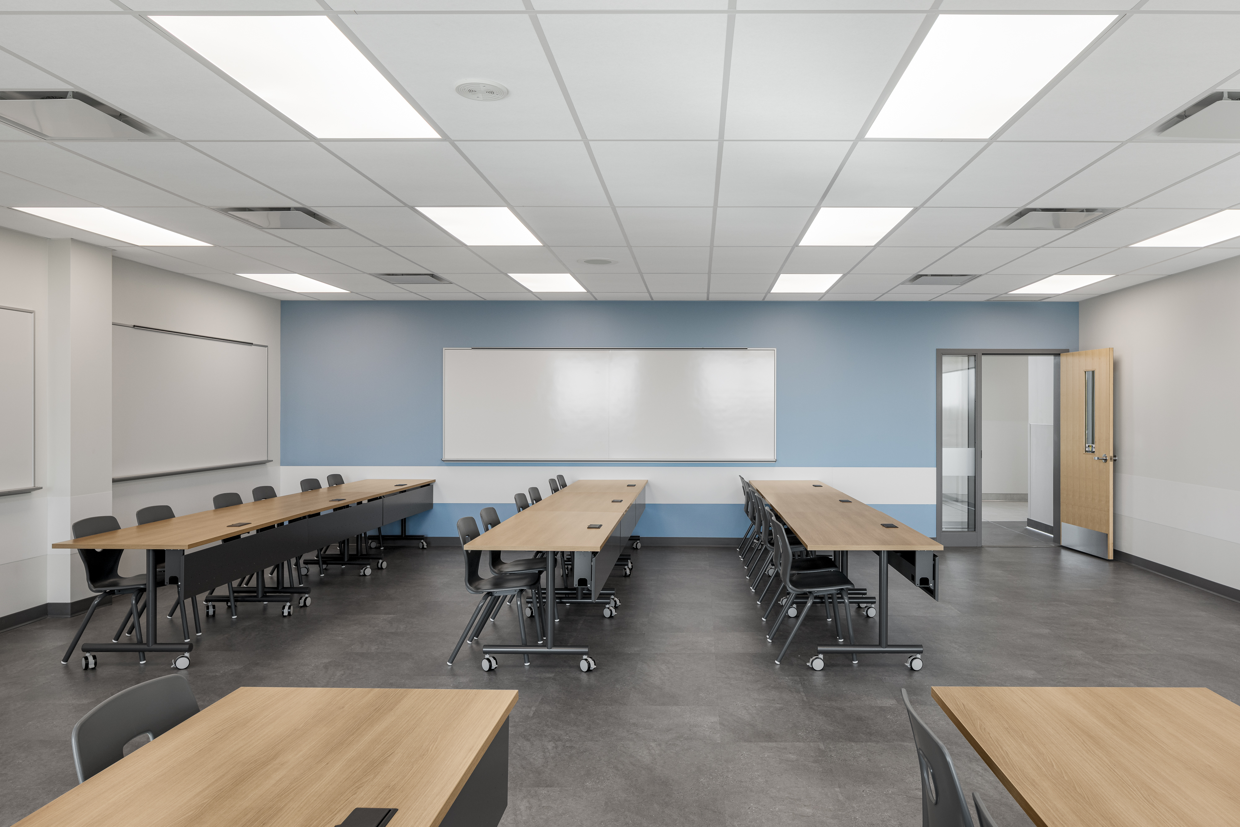 Zone d’étude informelle favorisant les discussions et le travail en équipe.