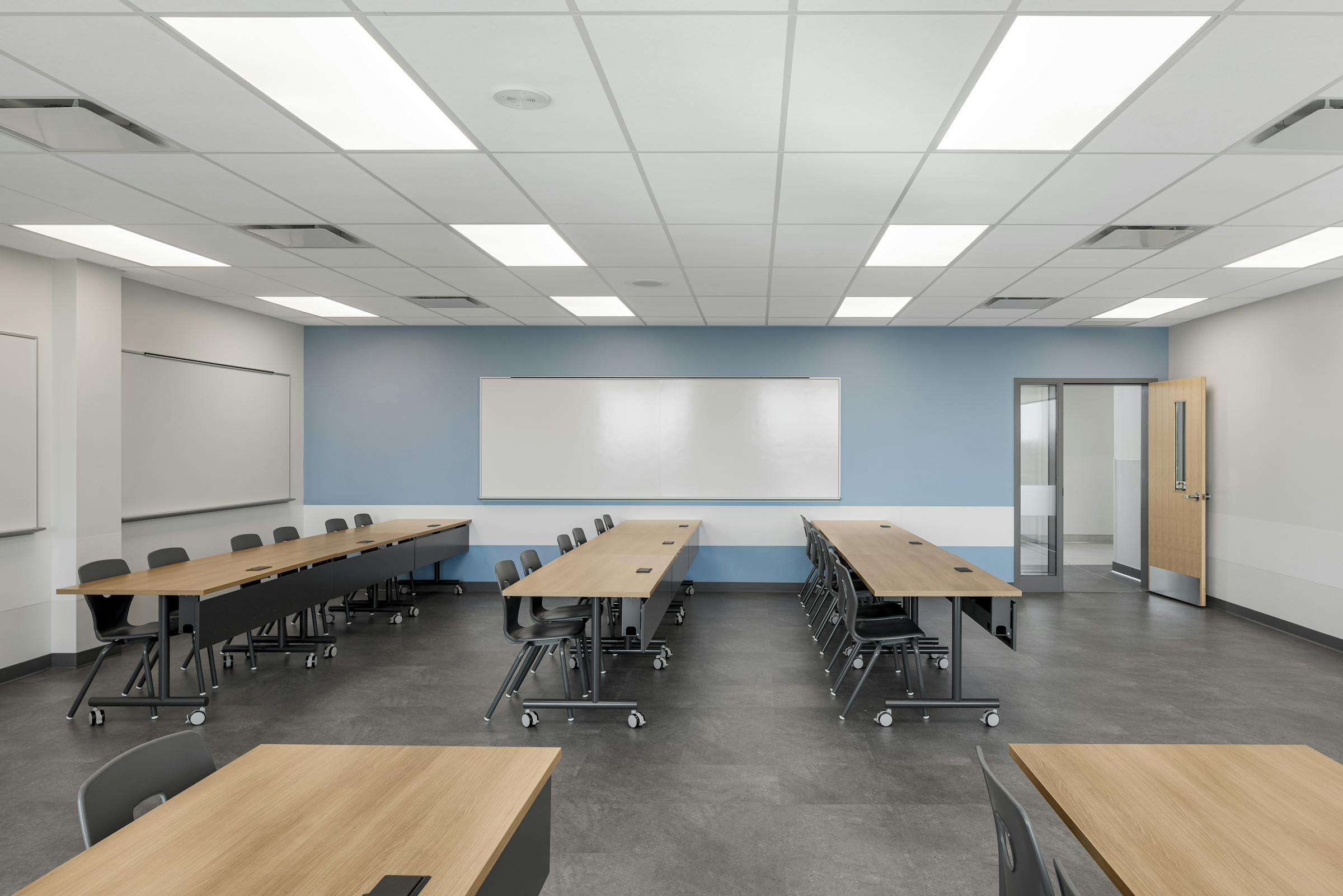 Zone d’étude informelle favorisant les discussions et le travail en équipe.