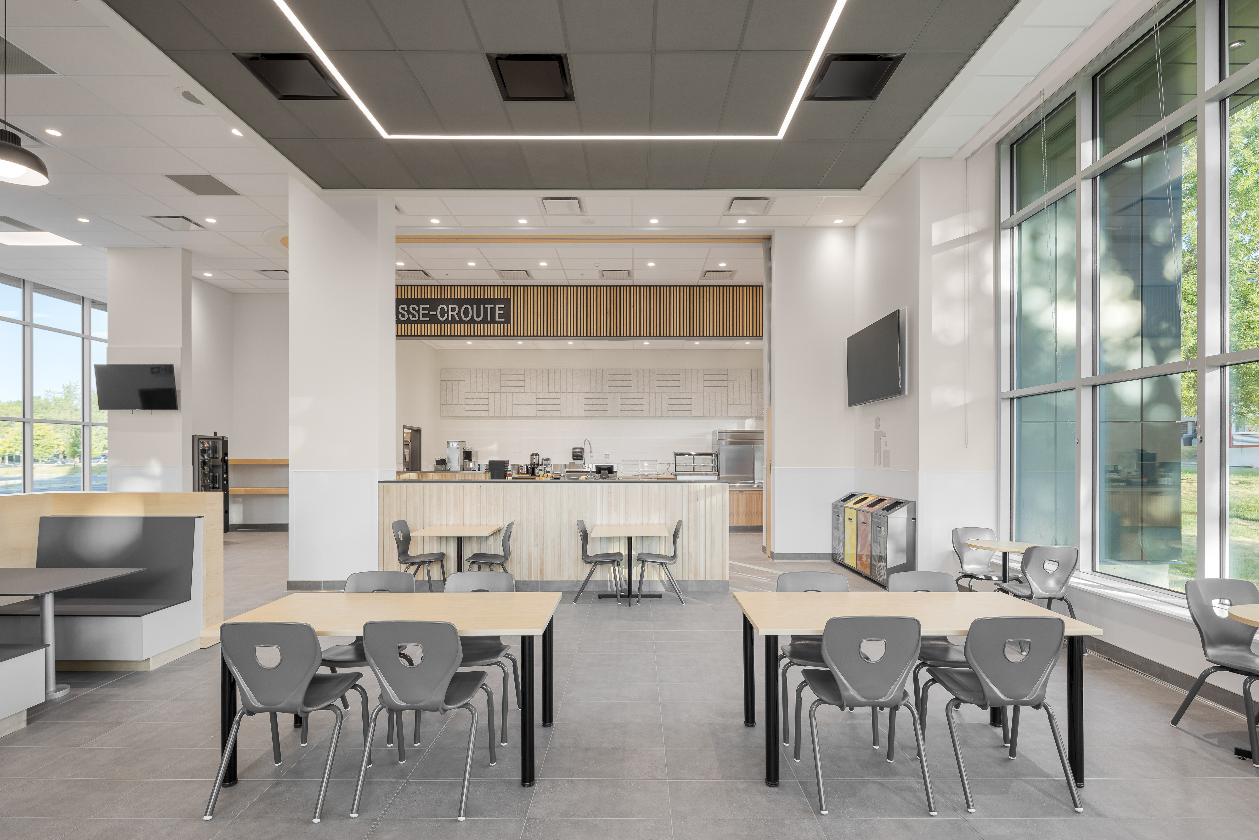 Détail du plafond acoustique et de la qualité des finitions architecturales.