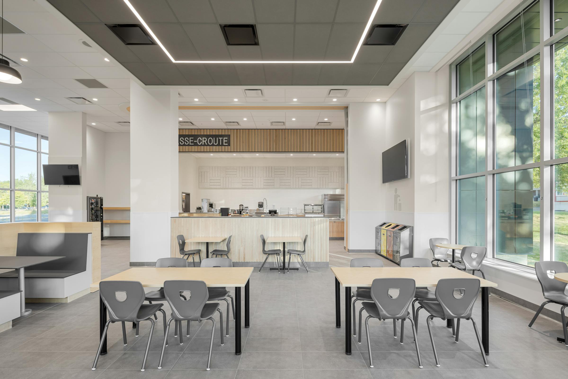 Détail du plafond acoustique et de la qualité des finitions architecturales.