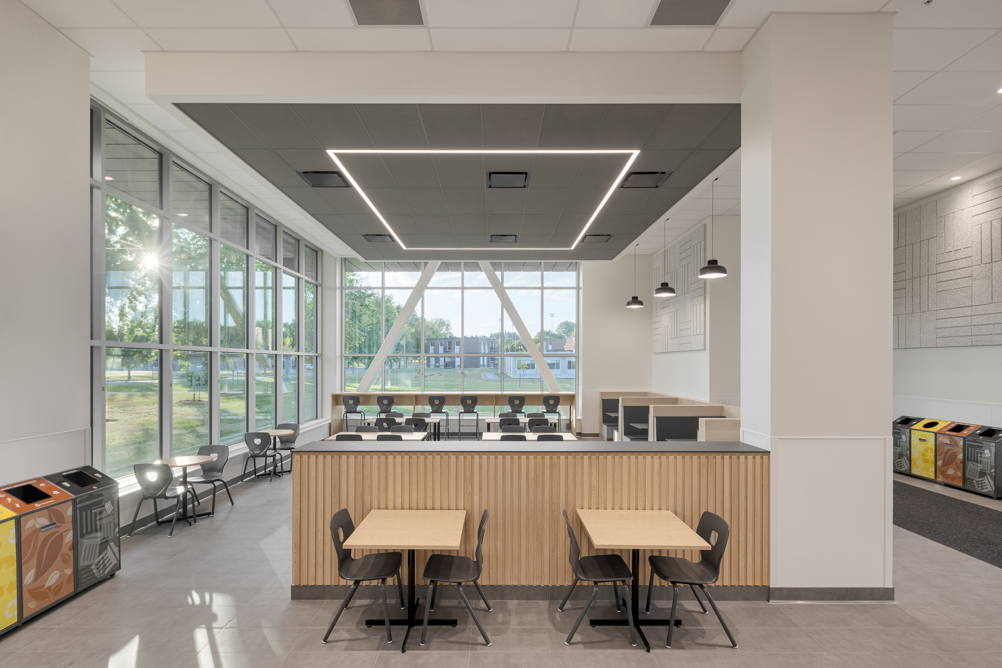 Vue d’un espace commun étudiant où design et confort favorisent la collaboration.