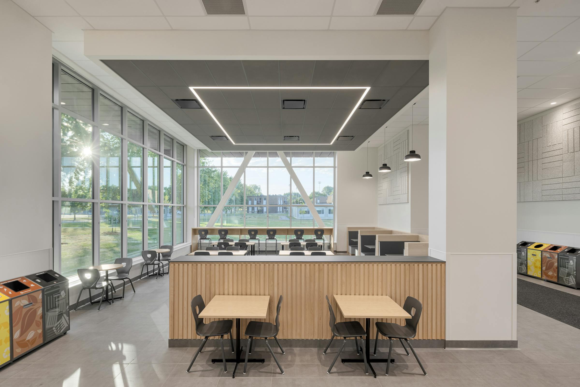 Vue d’un espace commun étudiant où design et confort favorisent la collaboration.