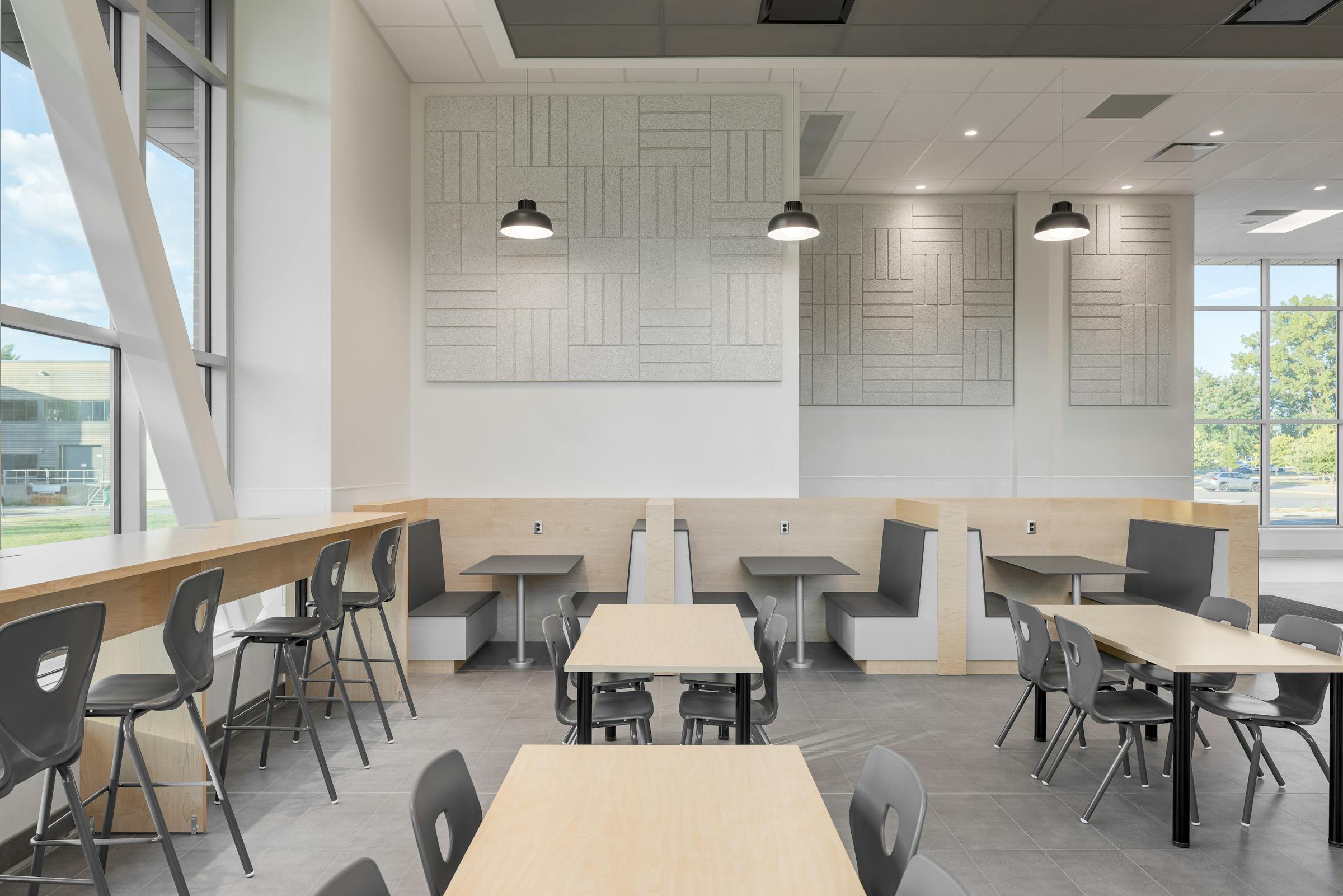 Vue intérieure du service alimentaire avec finition sobre et matériaux durables.