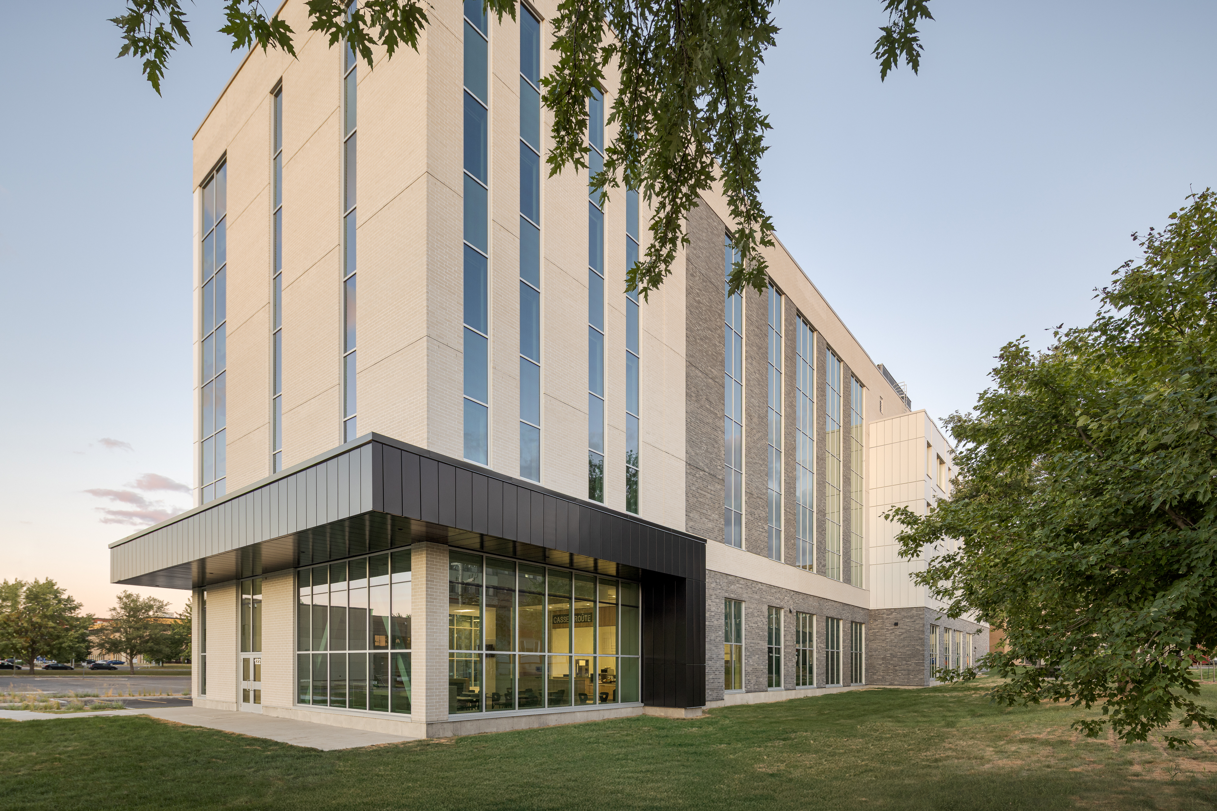 Vue latérale montrant l’intégration harmonieuse du bâtiment au campus.