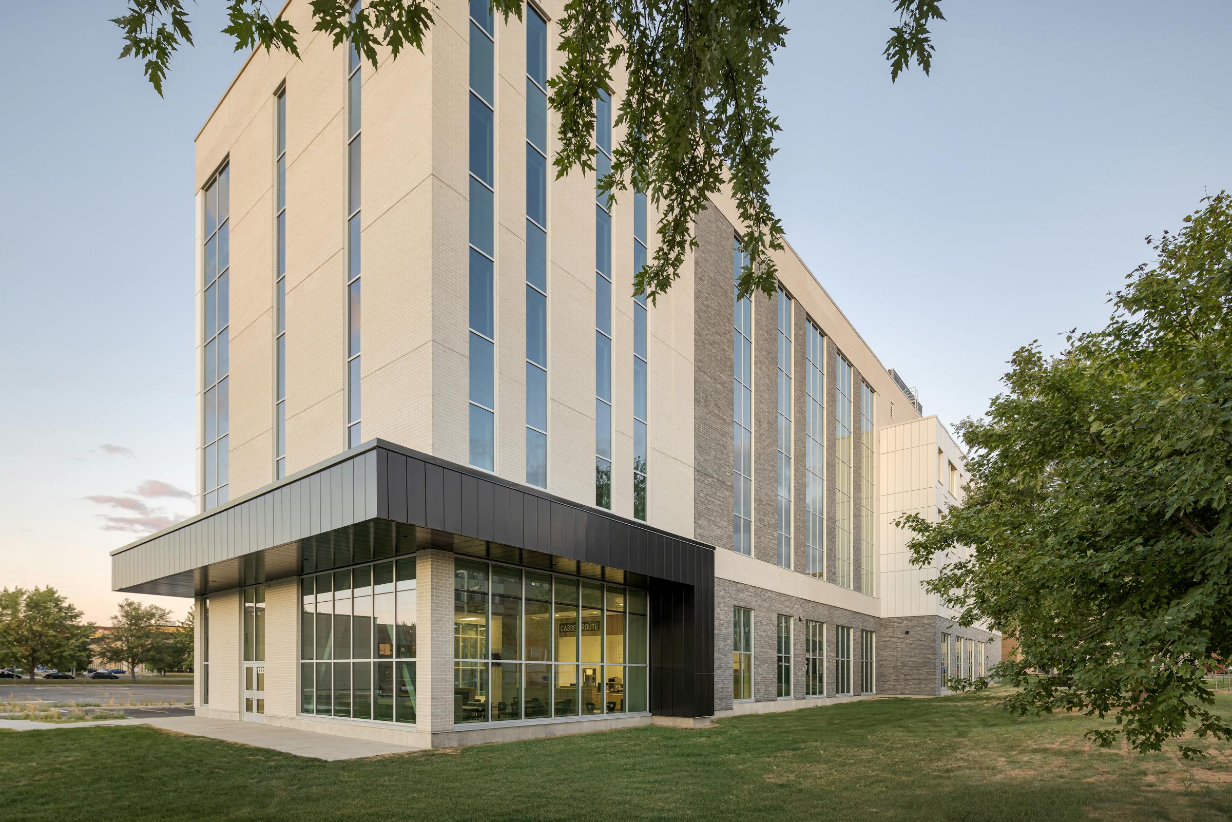 Vue latérale montrant l’intégration harmonieuse du bâtiment au campus.