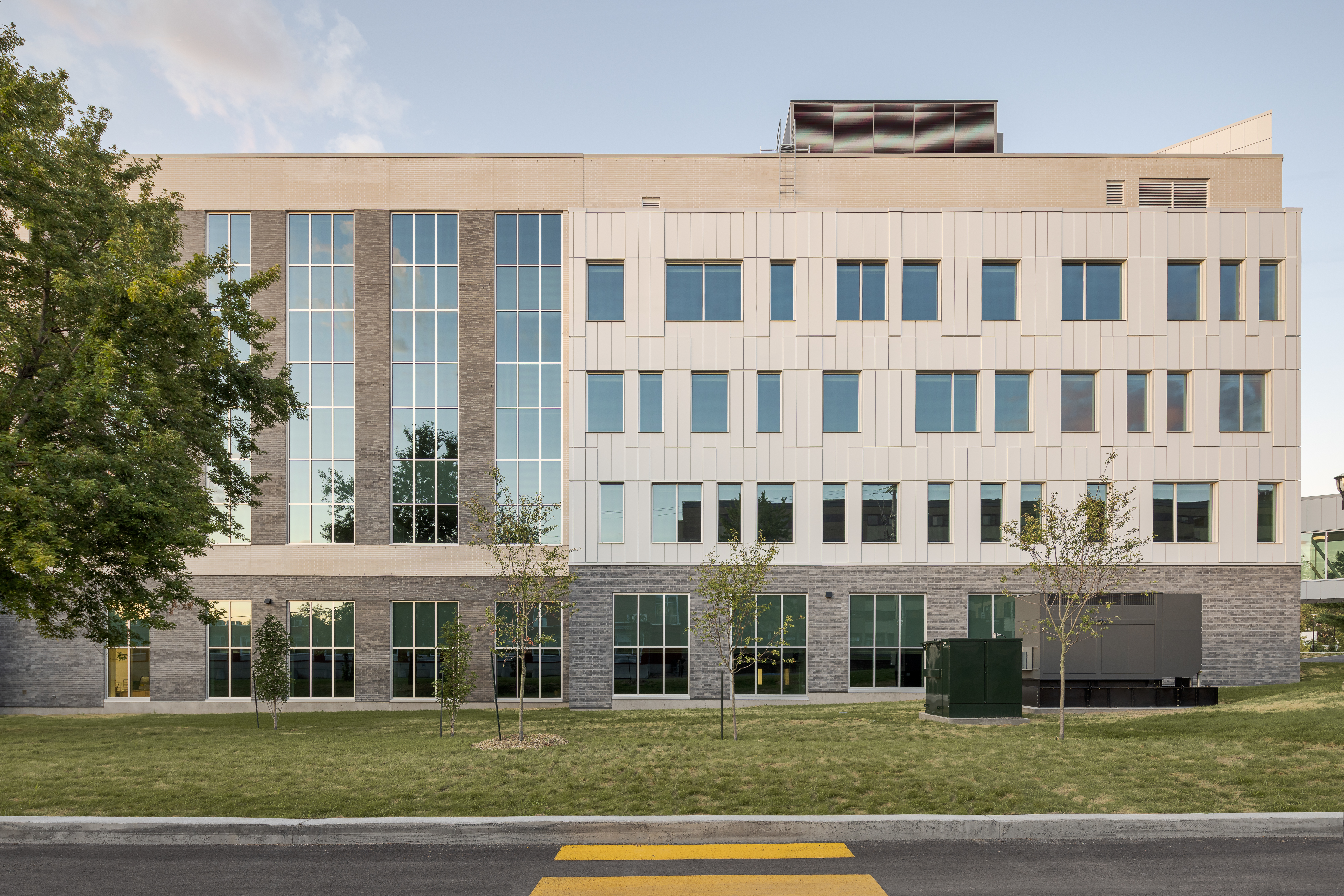 Photographie du pavillon dans son environnement paysager.