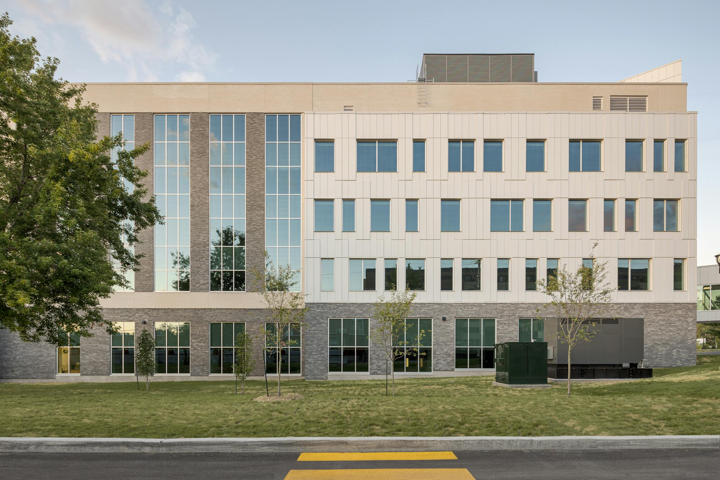 Photographie du pavillon dans son environnement paysager.