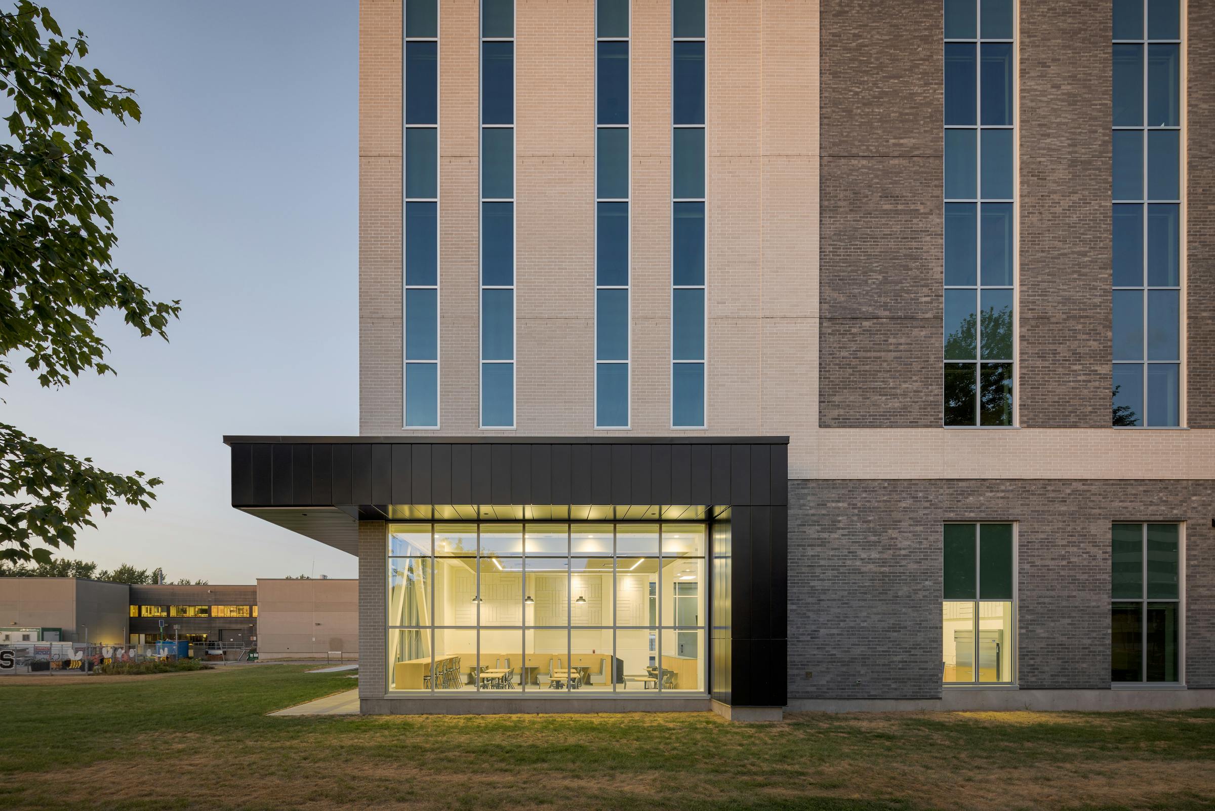 Vue architecturale mettant en valeur les jeux de volume et la sobriété du design.