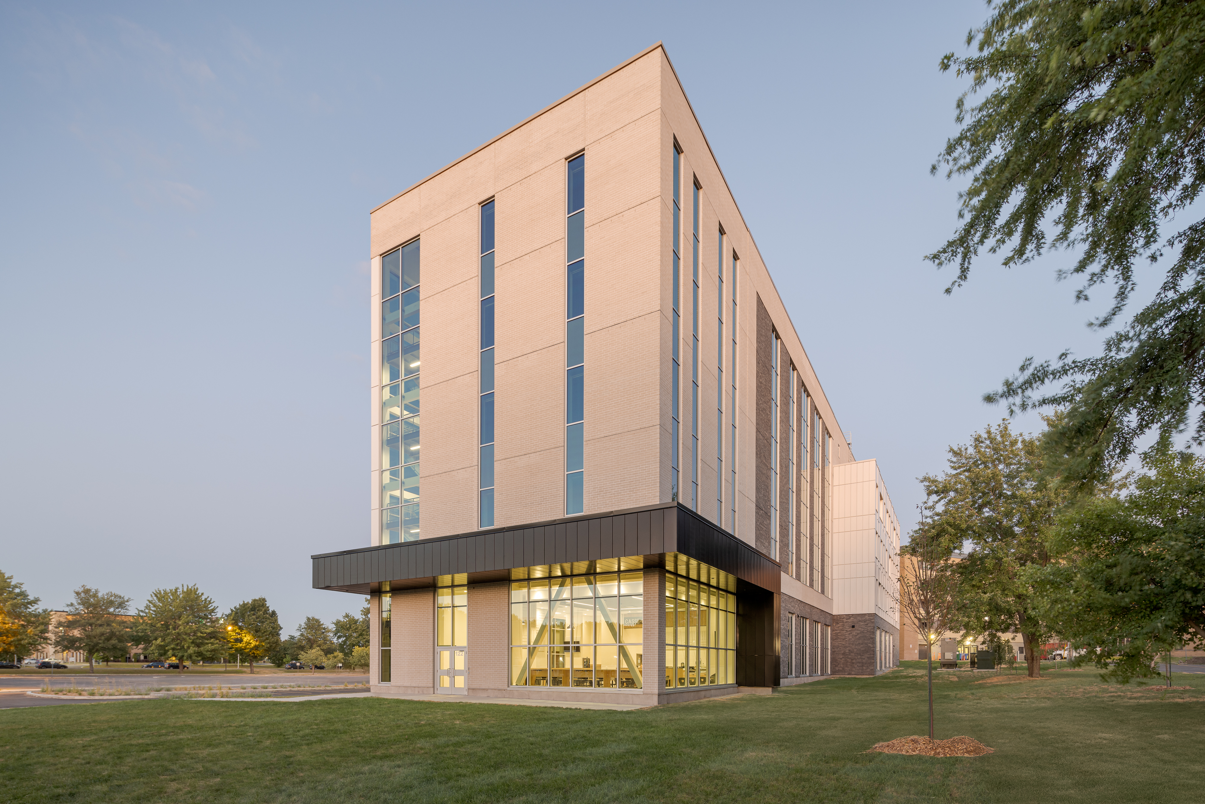 Vue du pavillon au coucher du soleil, mettant en valeur ses matériaux durables.