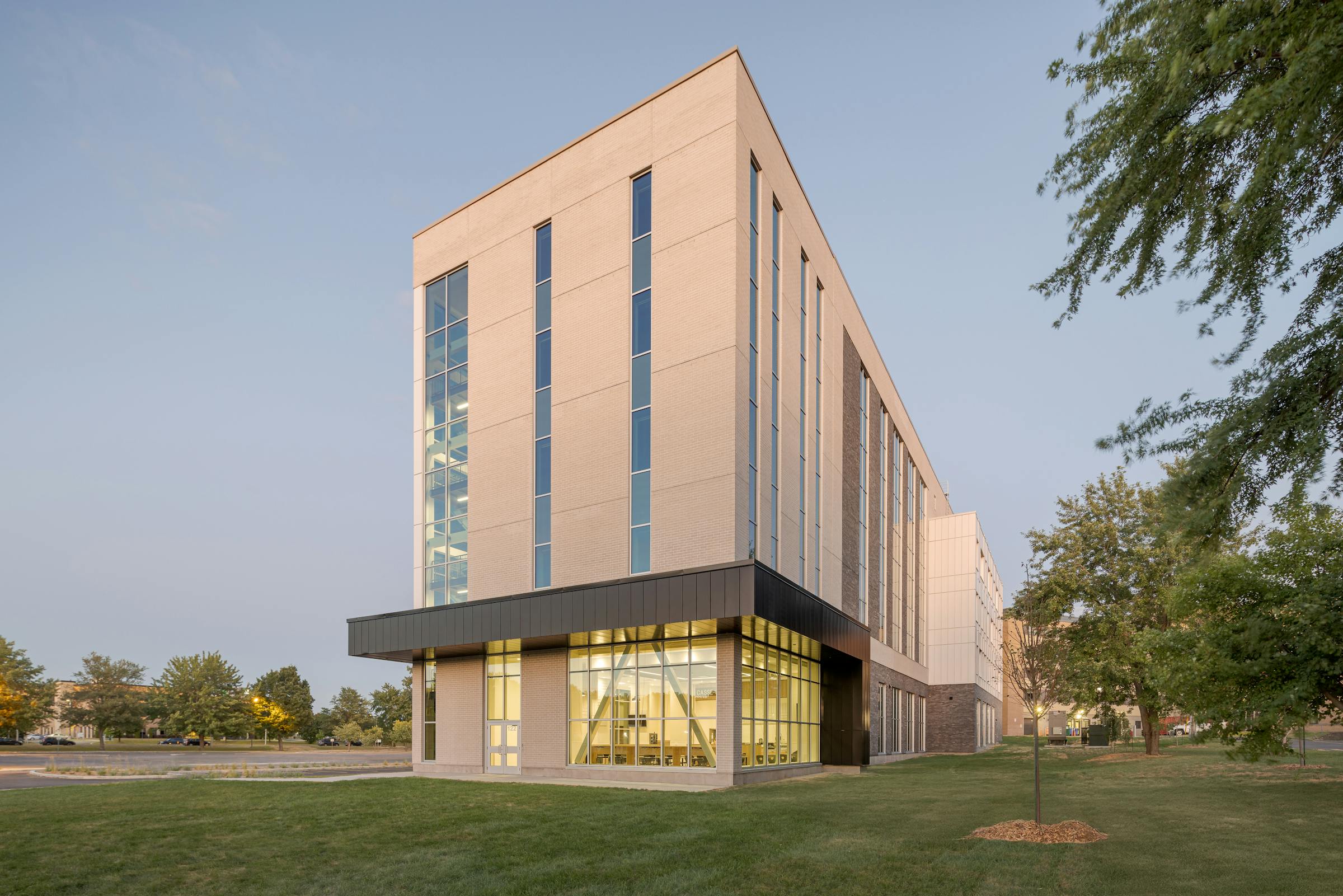 Vue du pavillon au coucher du soleil, mettant en valeur ses matériaux durables.