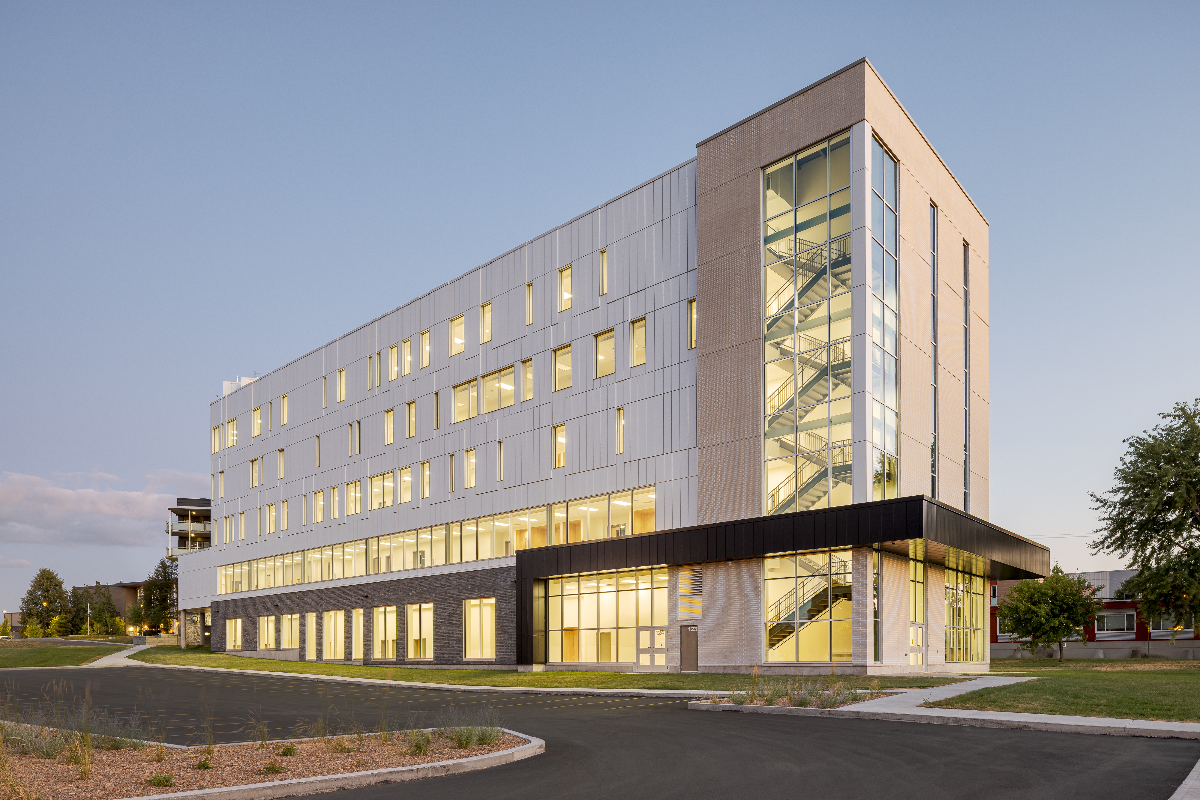 Perspective extérieure illustrant la transparence et la volumétrie équilibrée.