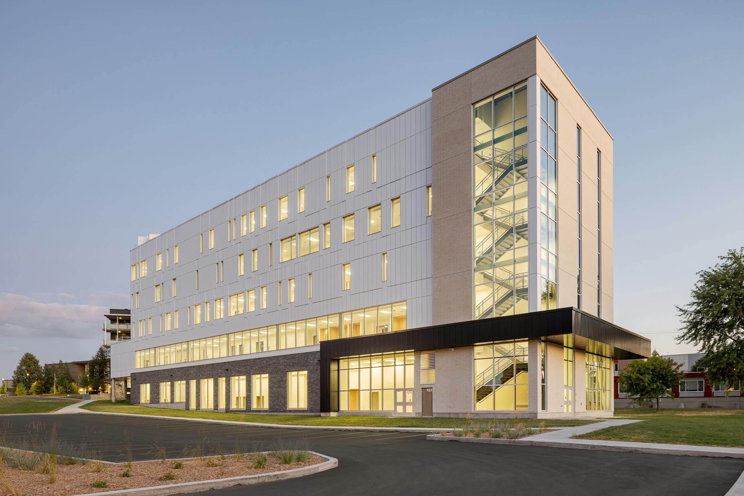 Perspective extérieure illustrant la transparence et la volumétrie équilibrée.