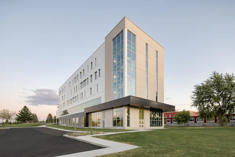 Vue extérieure du pavillon Louise-Harel intégrée au campus du Collège Lionel-Groulx.