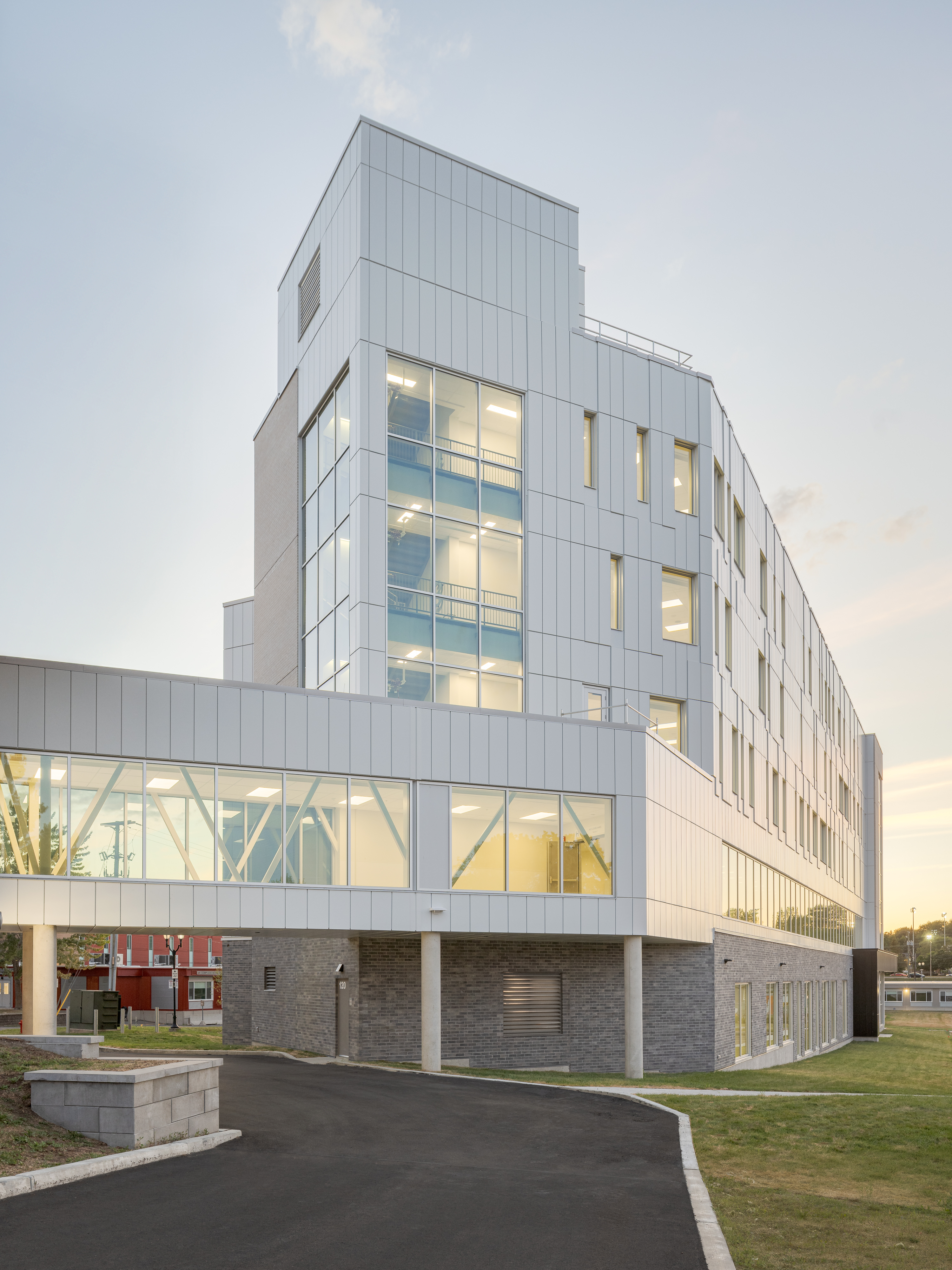 Détail de la jonction entre l’agrandissement et le bâtiment existant.