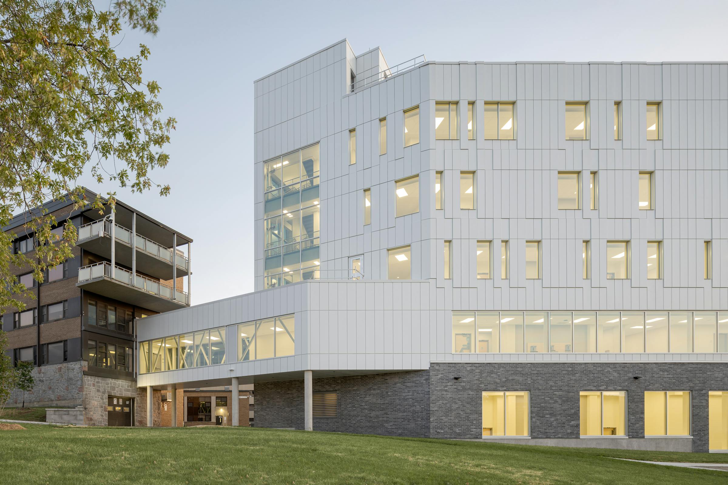 Photographie extérieure du pavillon et de la passerelle aérienne reliant les bâtiments.