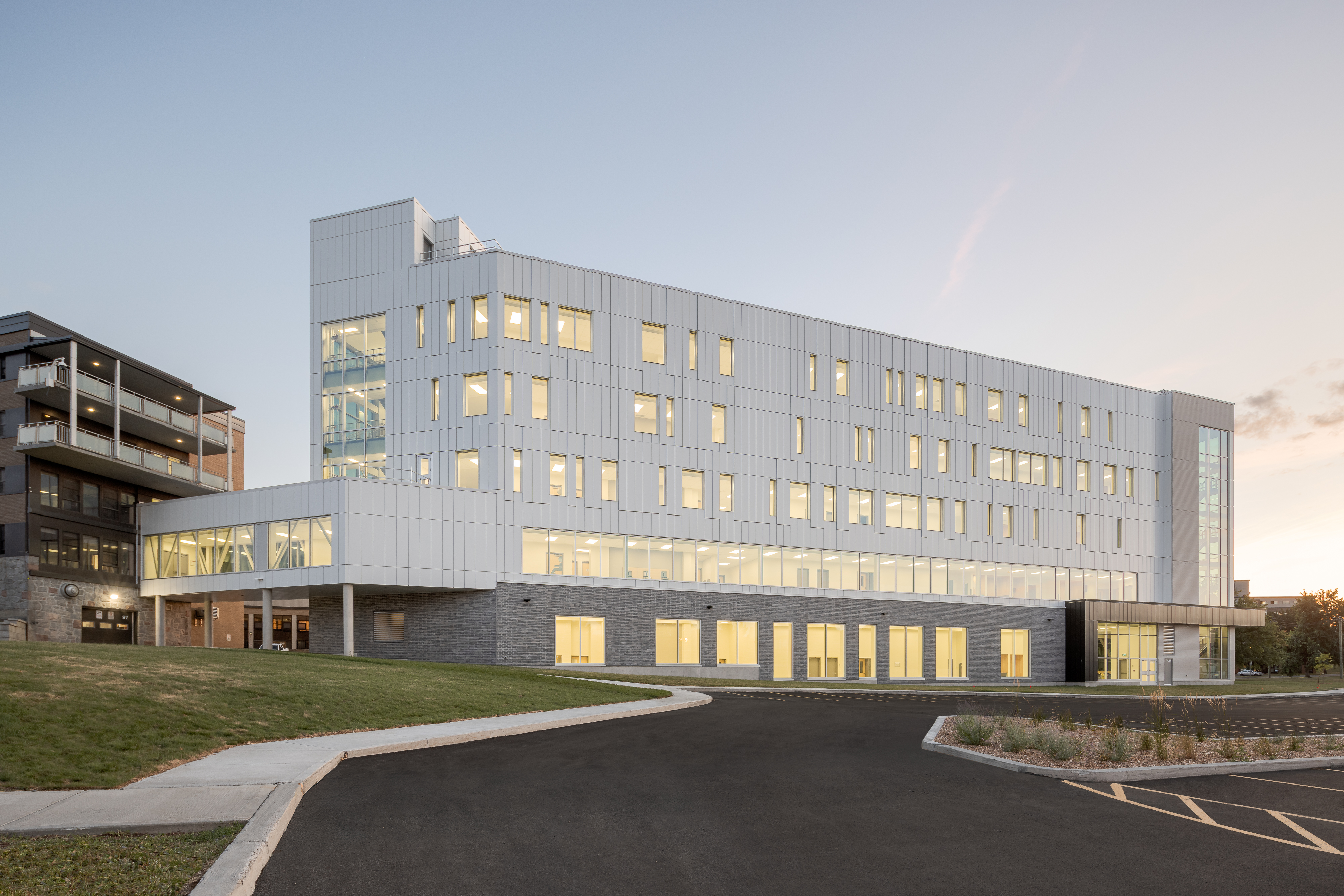 Image d’ensemble de l’architecture contemporaine au cœur du Collège Lionel-Groulx.