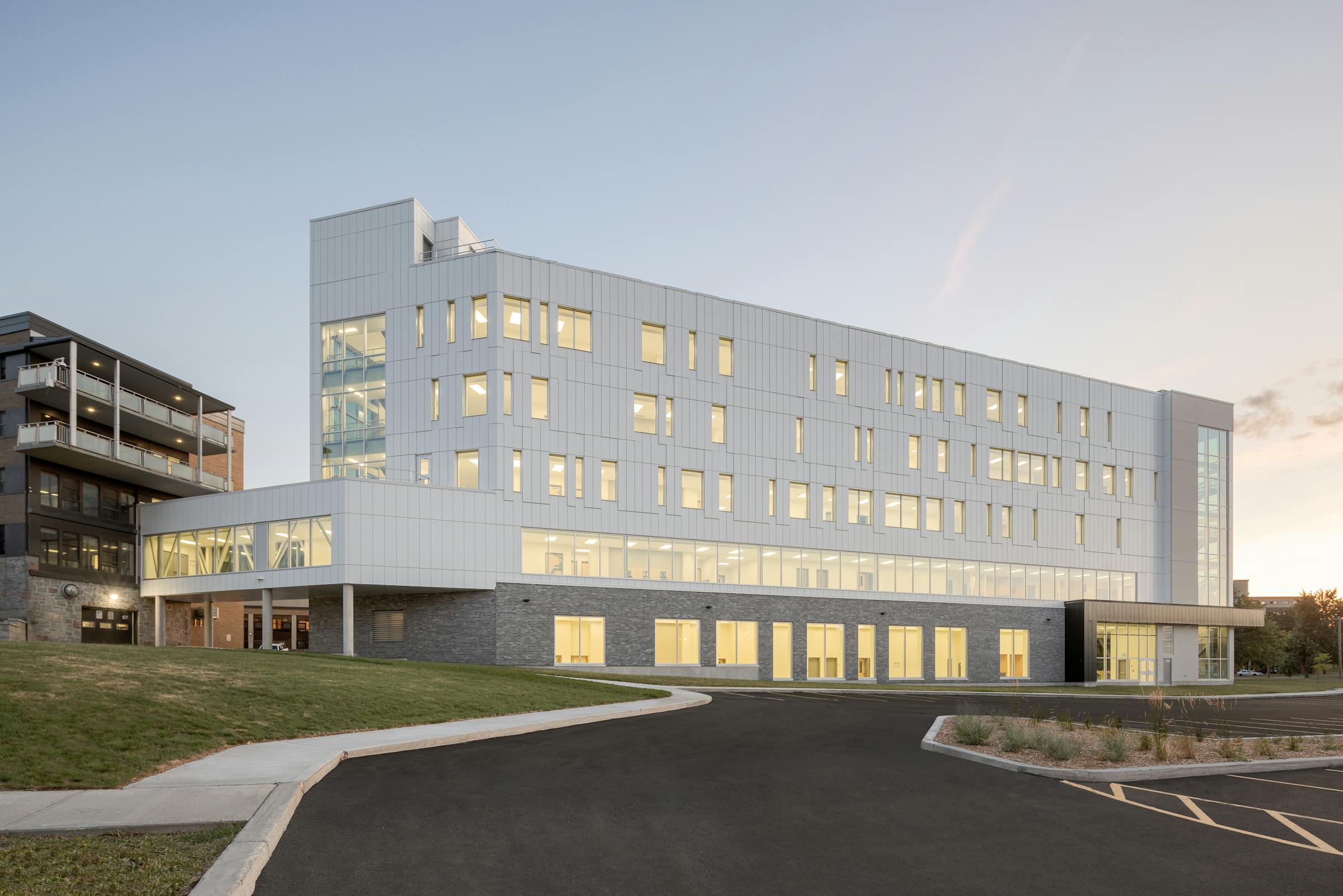 Image d’ensemble de l’architecture contemporaine au cœur du Collège Lionel-Groulx.
