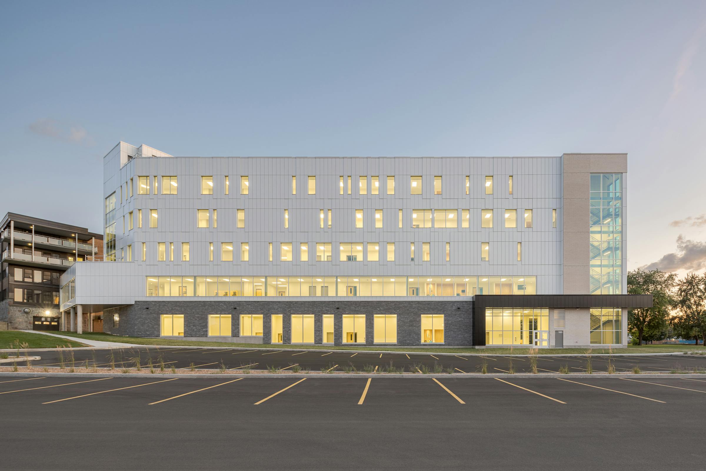 Photographie architecturale de la façade contemporaine aux lignes épurées.