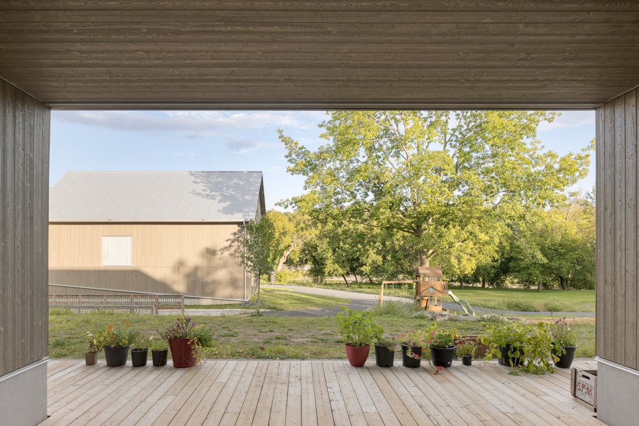 Relation entre architecture, paysage et rivière.