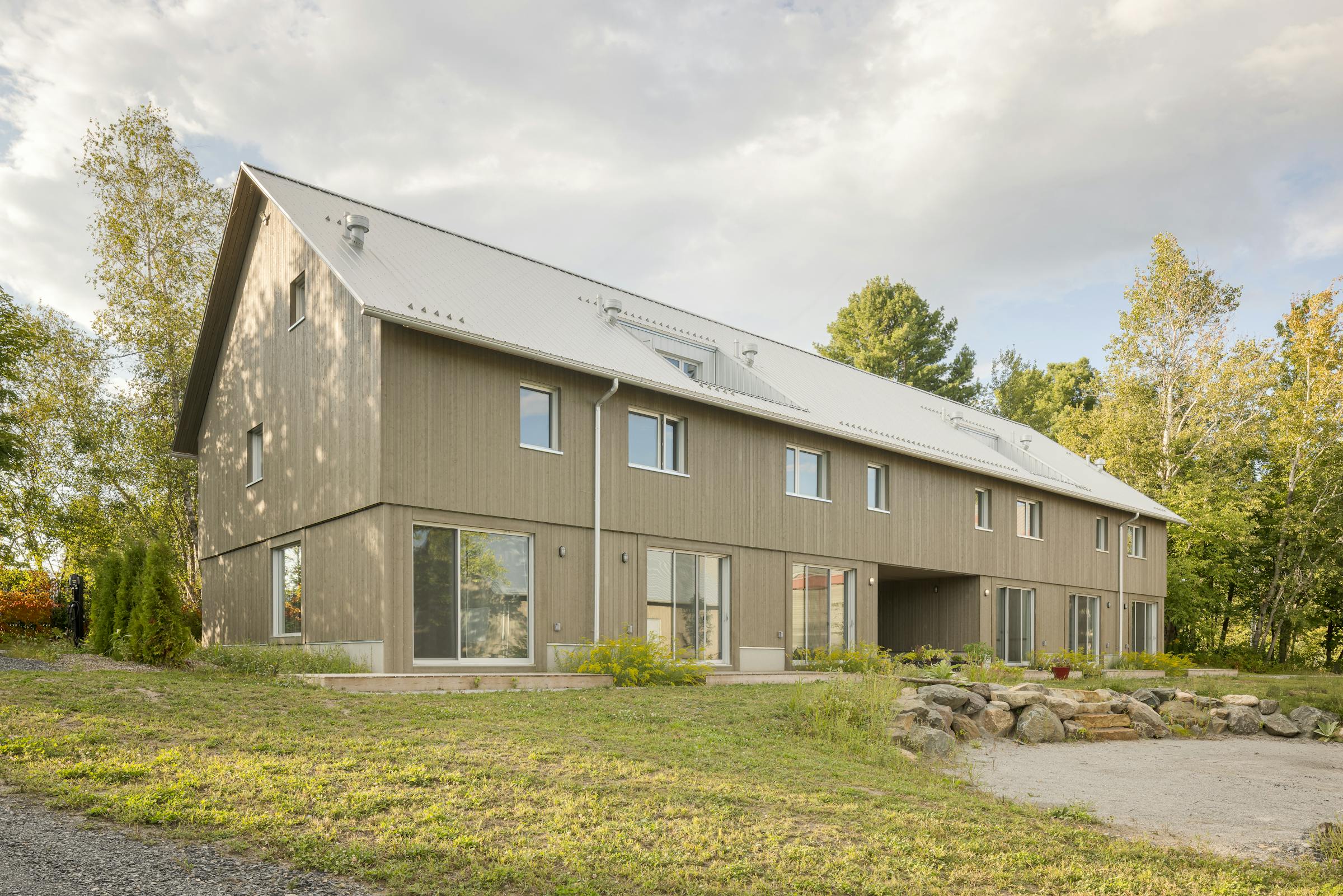 Architectural photograph of Théâtre de la Dame de Cœur in rural Quebec.