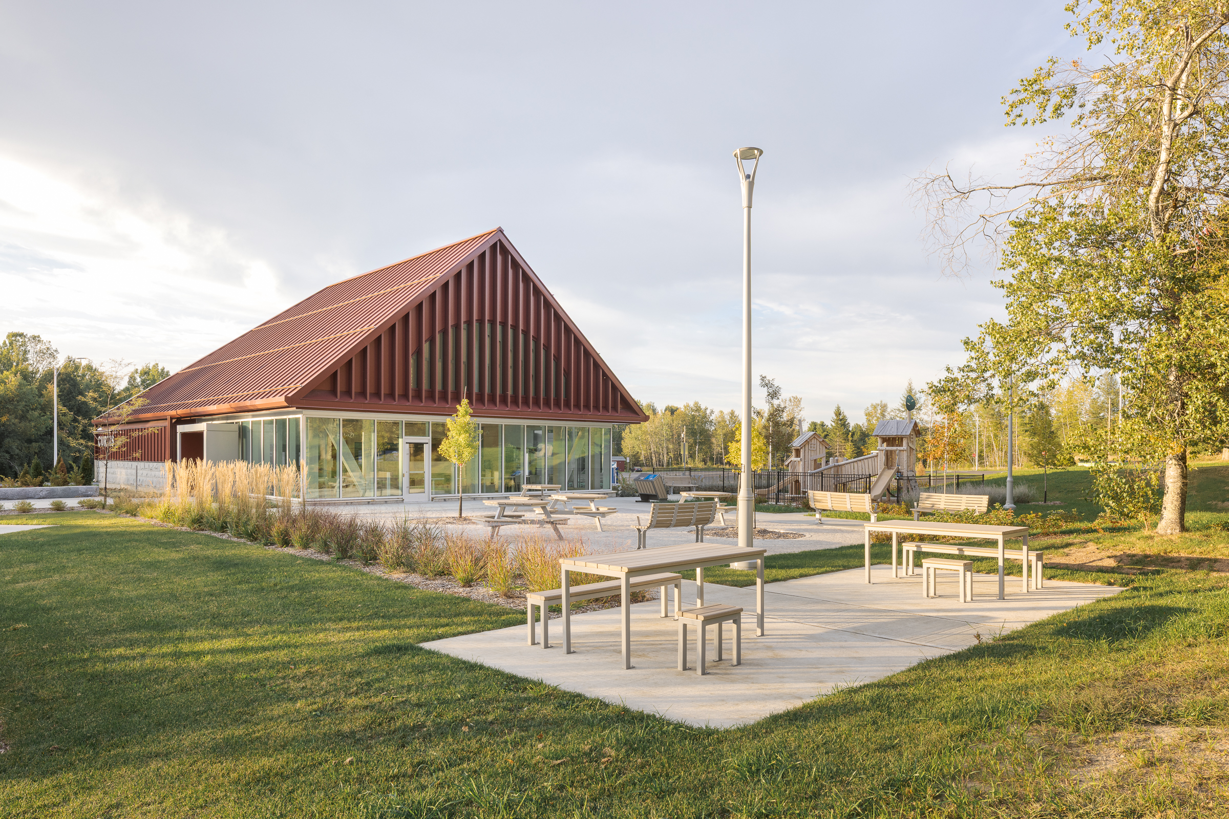 Drone photography illustrating the architecture and rural context of the rest area.