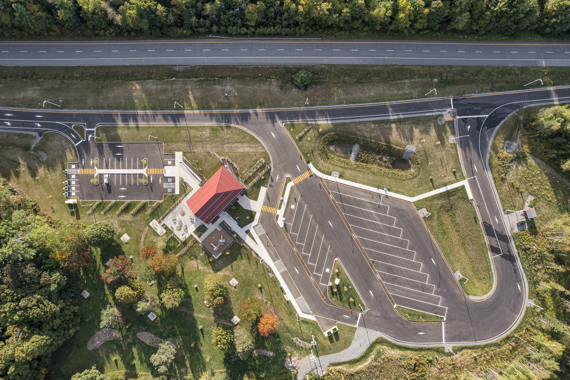 Off-centre layout of the rest area facilitates smooth user circulation.