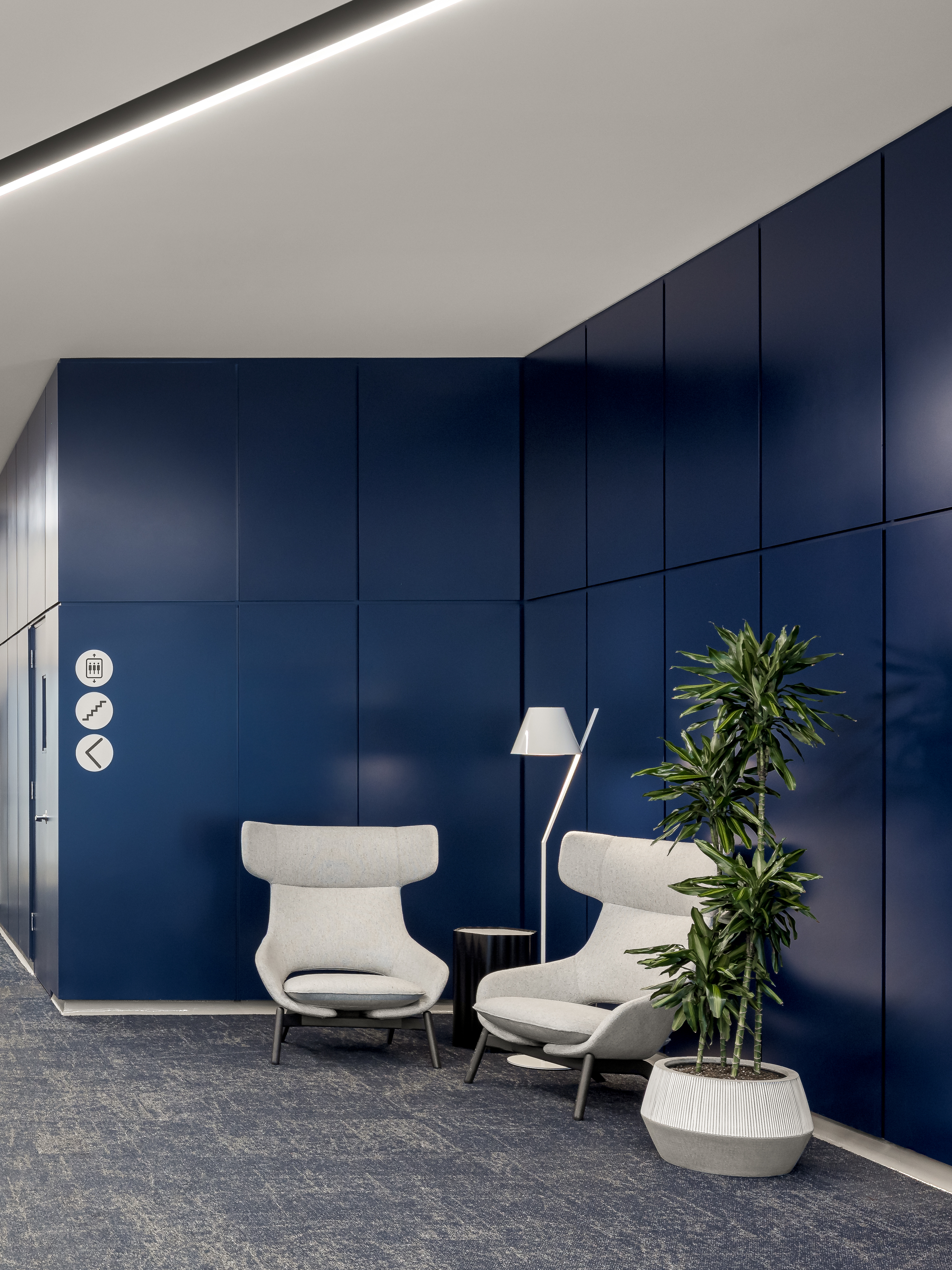 Photographie intérieure d’un espace professionnel avec éclairage architectural et matériaux nobles.