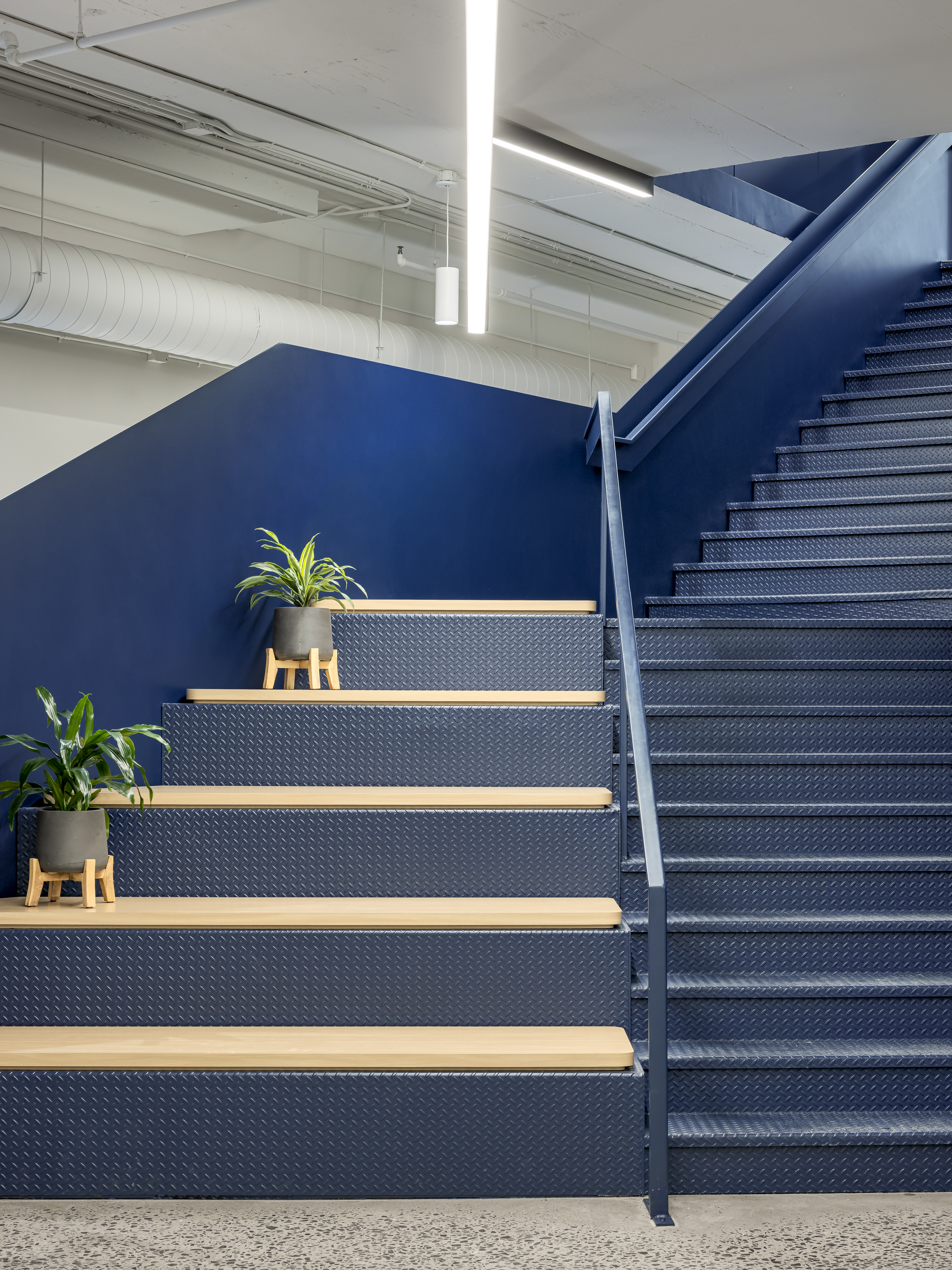 Photographie d’un espace professionnel avec escalier sculptural et design intérieur contemporain.