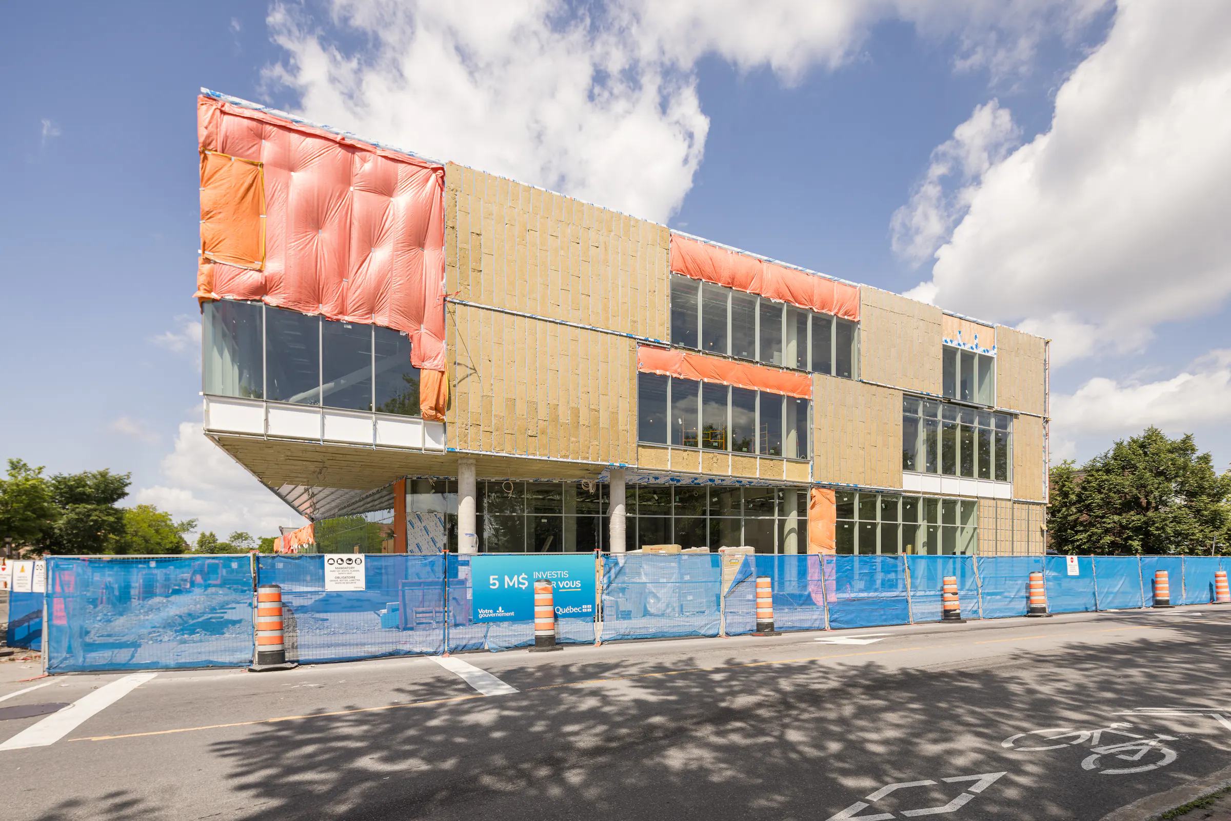 Perspective extérieure montrant l’avancement du chantier et la volumétrie du bâtiment.