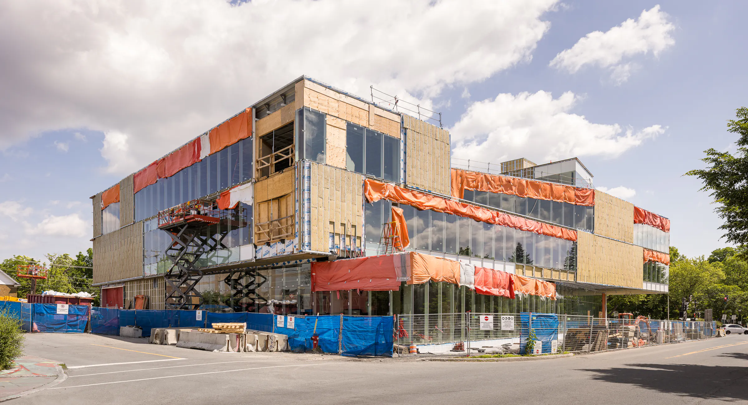 Vue d’ensemble du chantier de la bibliothèque Lucy-Faris à Gatineau, volume architectural en construction à l’angle de la rue.