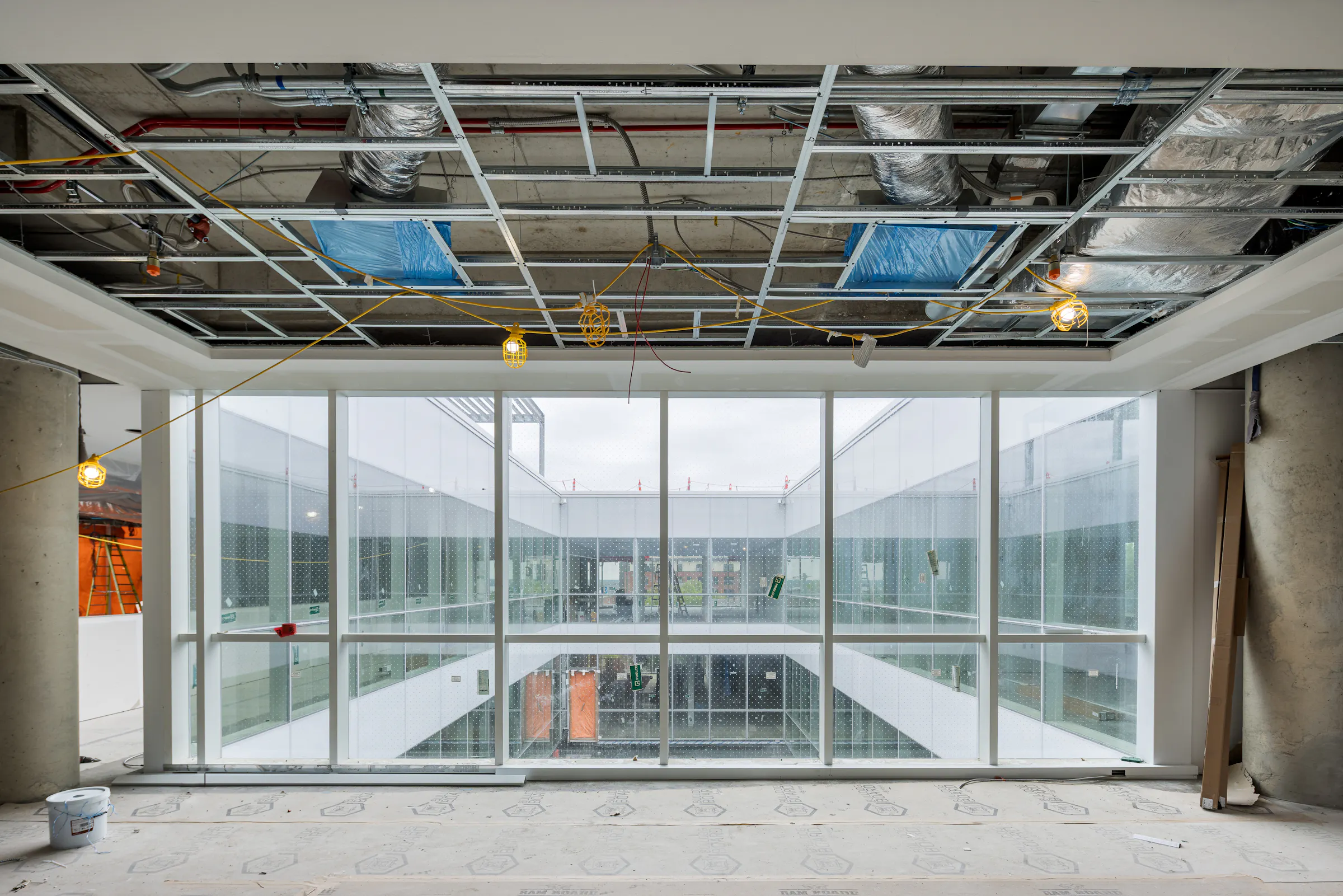 Structure intérieure apparente avec poutres et éléments techniques visibles.