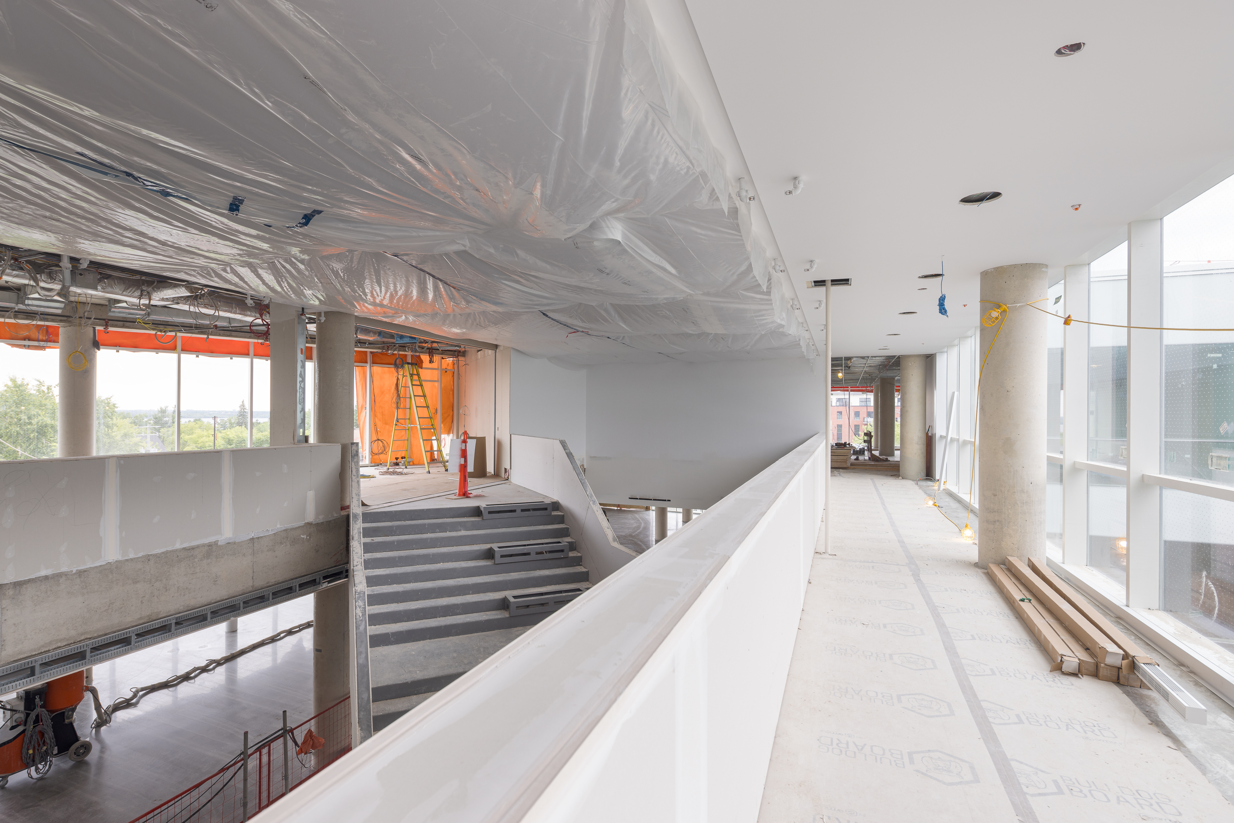 Perspective intérieure mettant en valeur la géométrie de l’escalier.