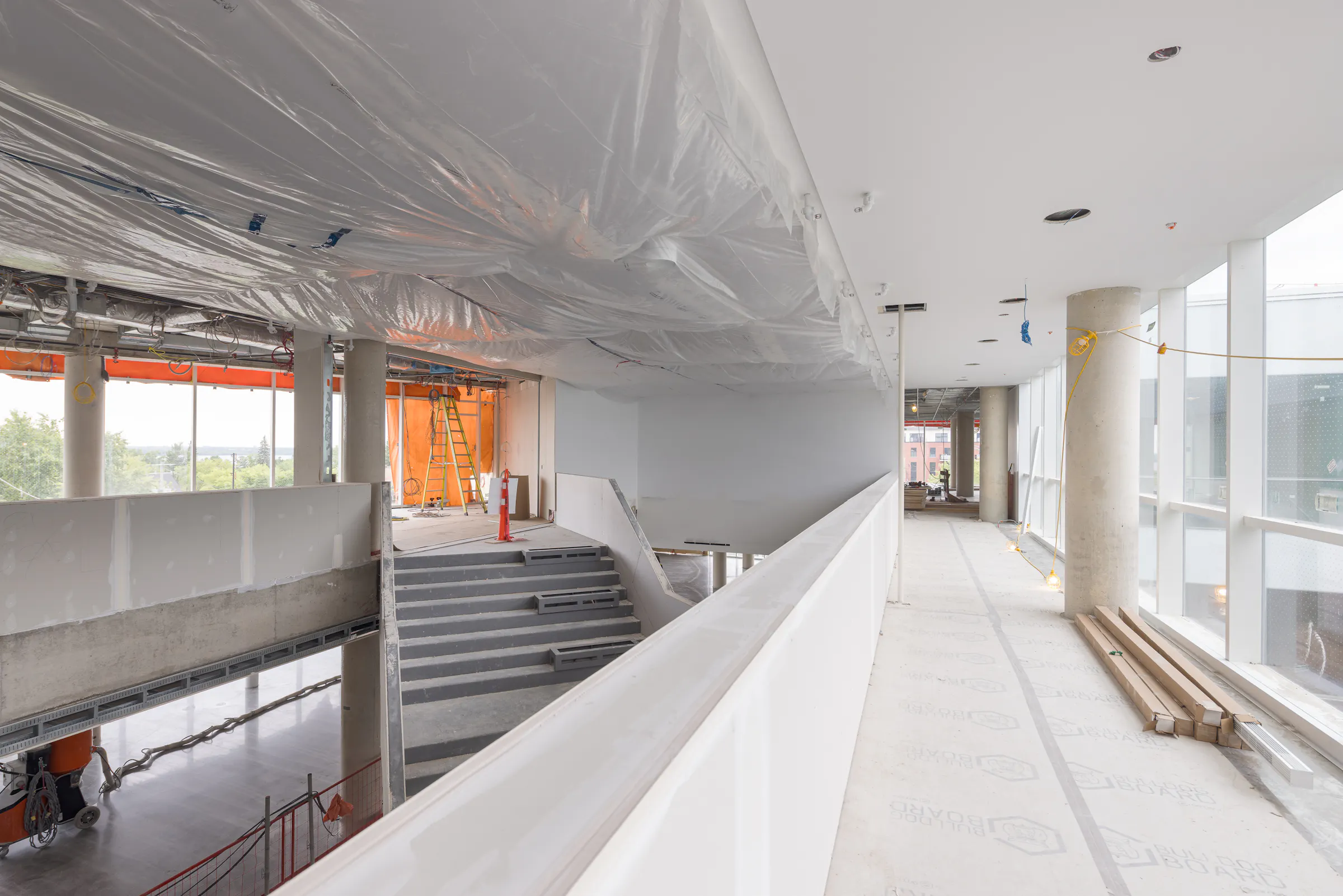 Perspective intérieure mettant en valeur la géométrie de l’escalier.