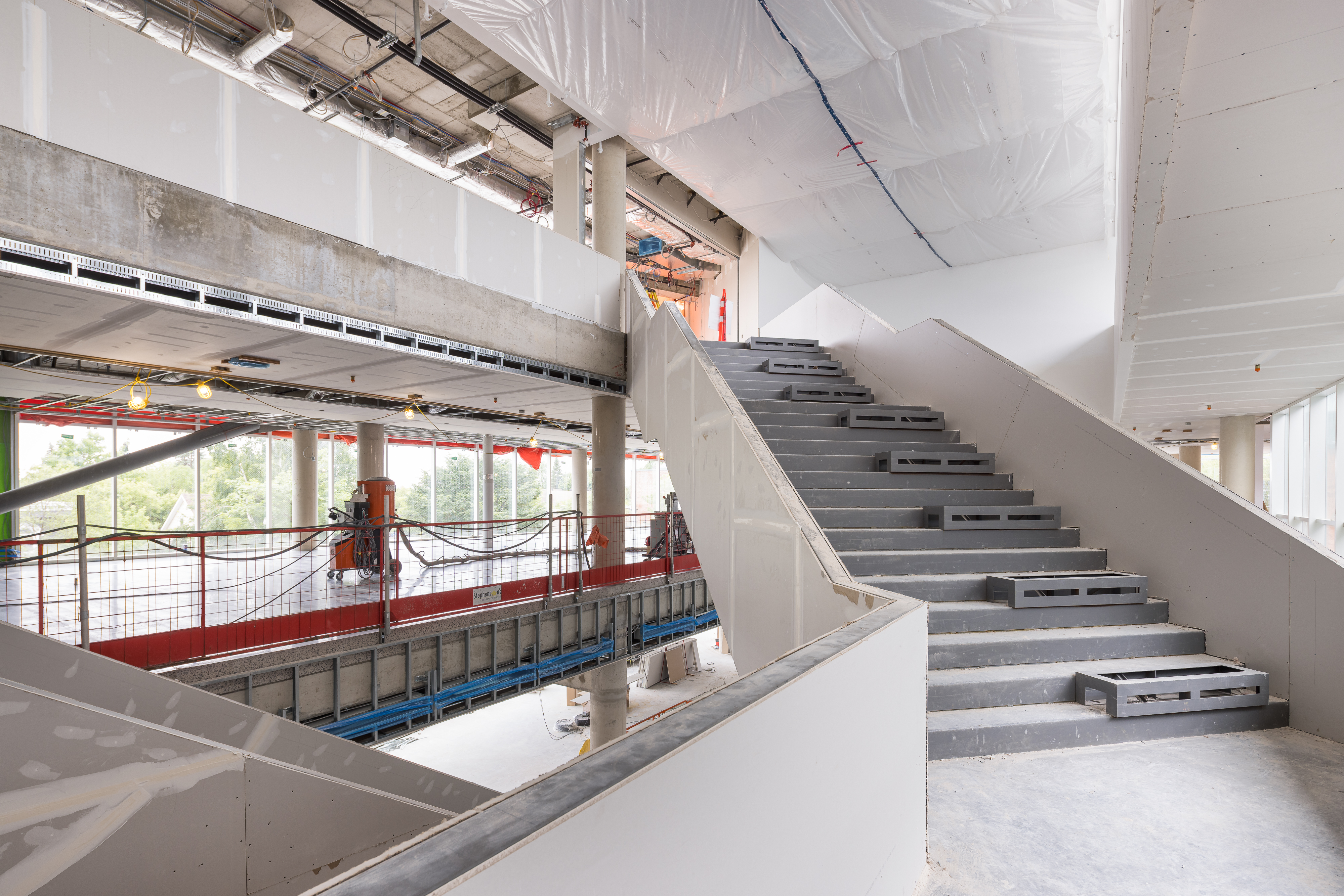 Intérieur du bâtiment montrant l’organisation des niveaux autour de l’escalier.